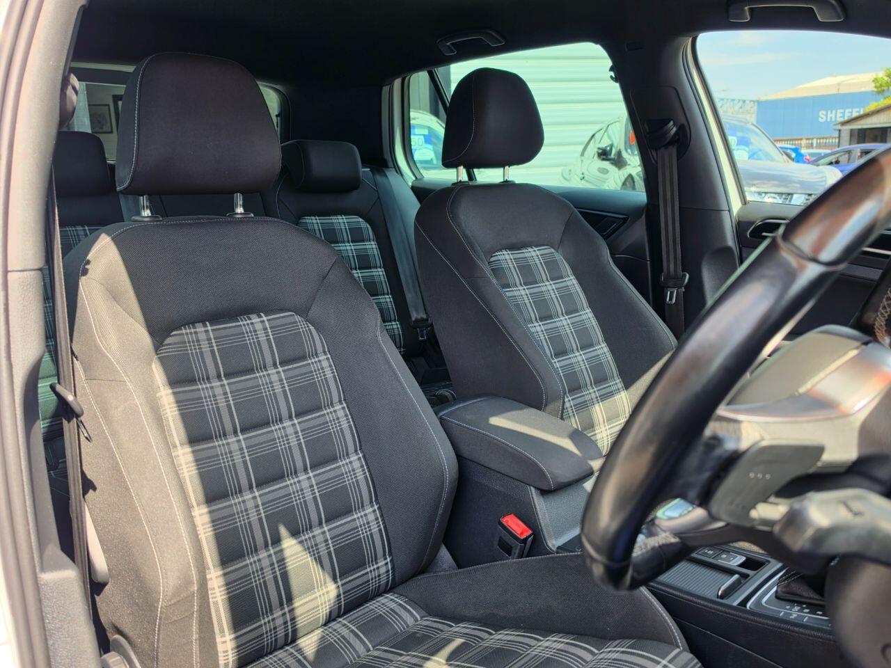 Volkswagen Golf - Image 14