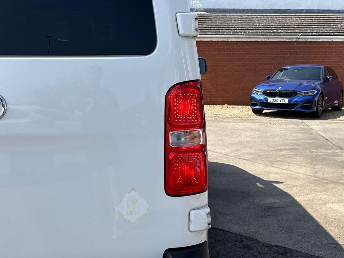 Vauxhall Vivaro - Image 15