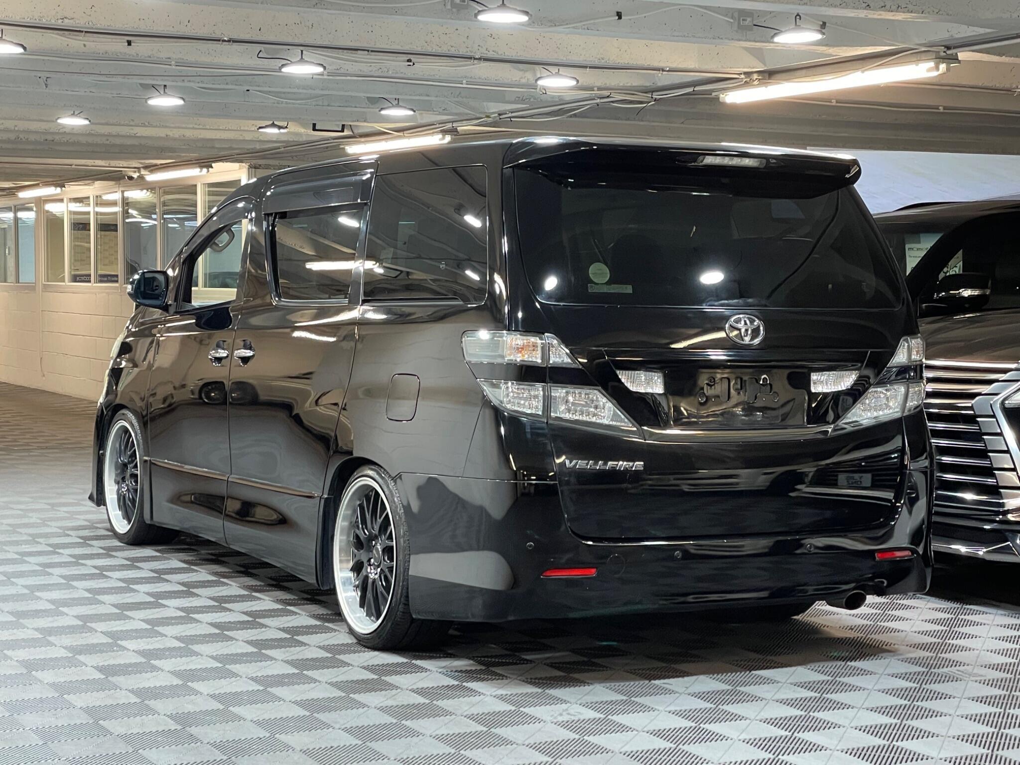 Toyota Vellfire - Image 4