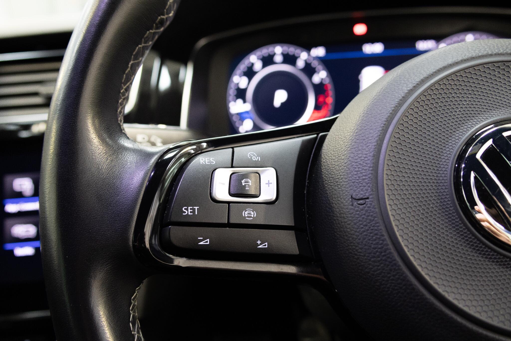 Volkswagen Golf - Image 25