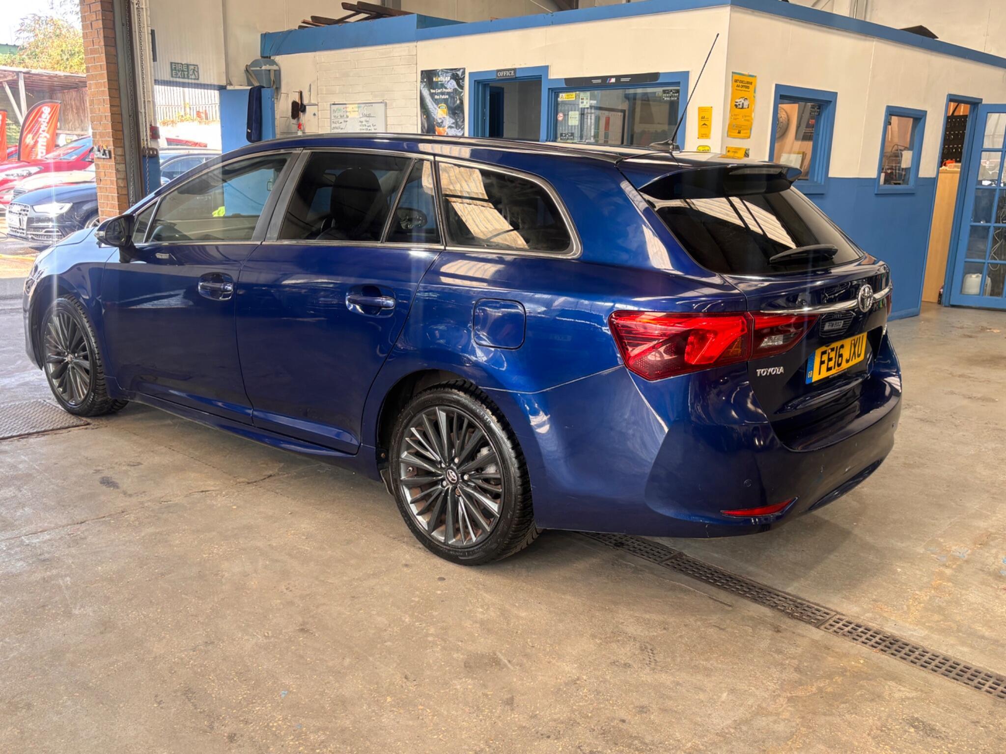 Toyota Avensis - Image 12
