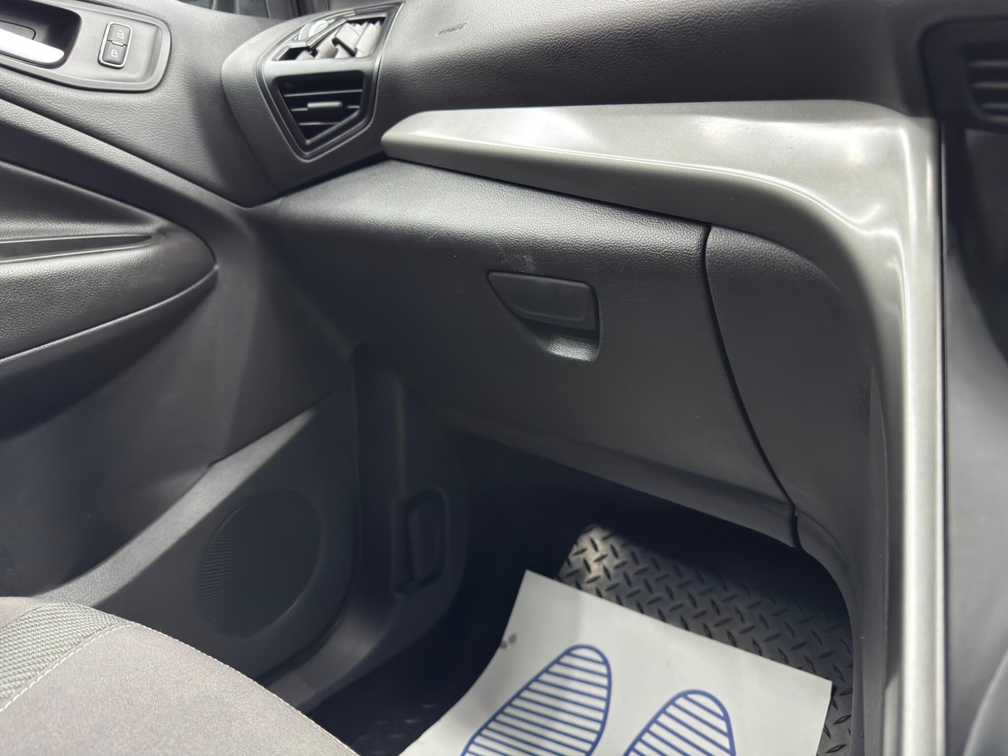Ford Kuga - Image 31