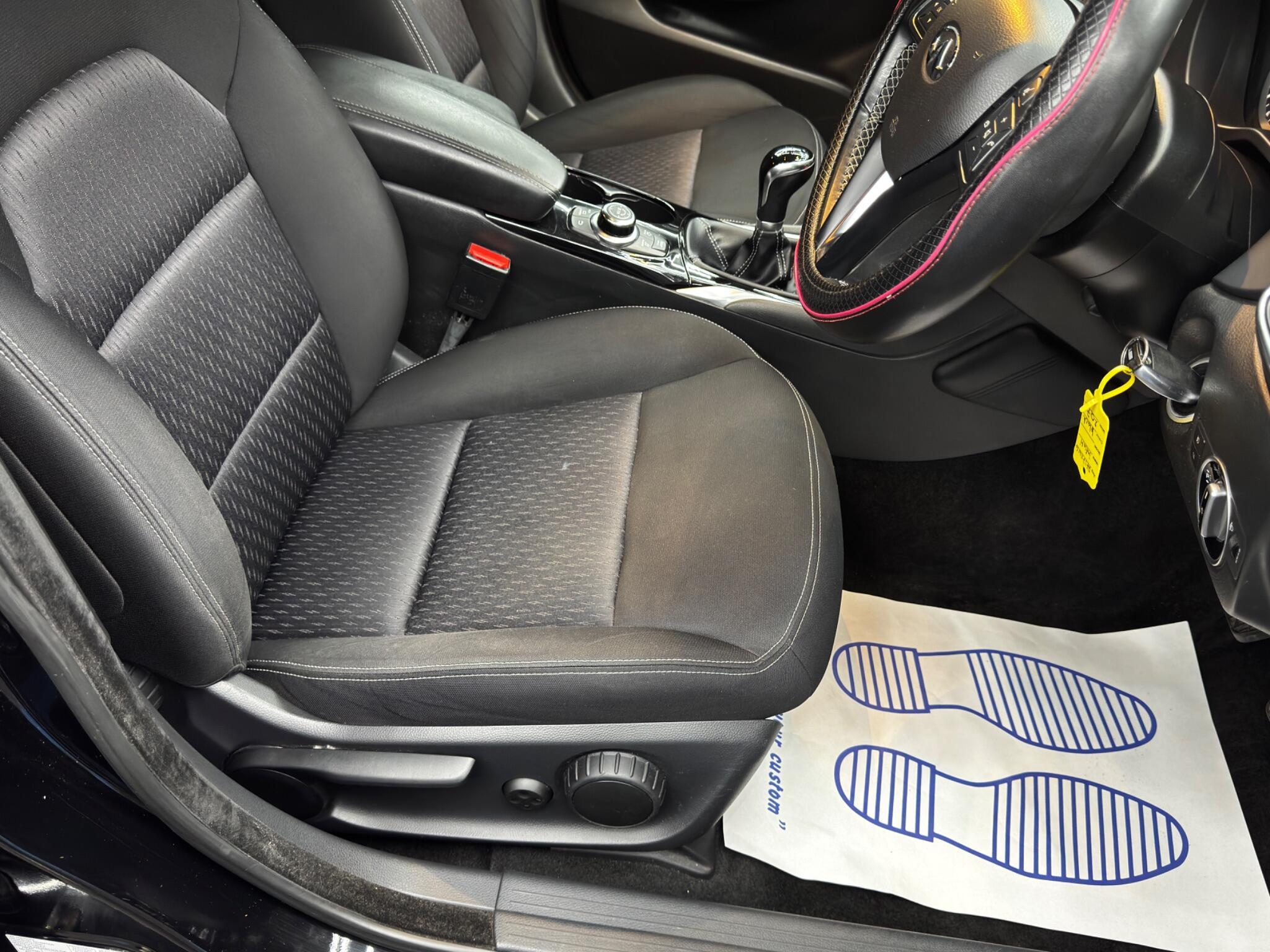 Infiniti Q30 - Image 13