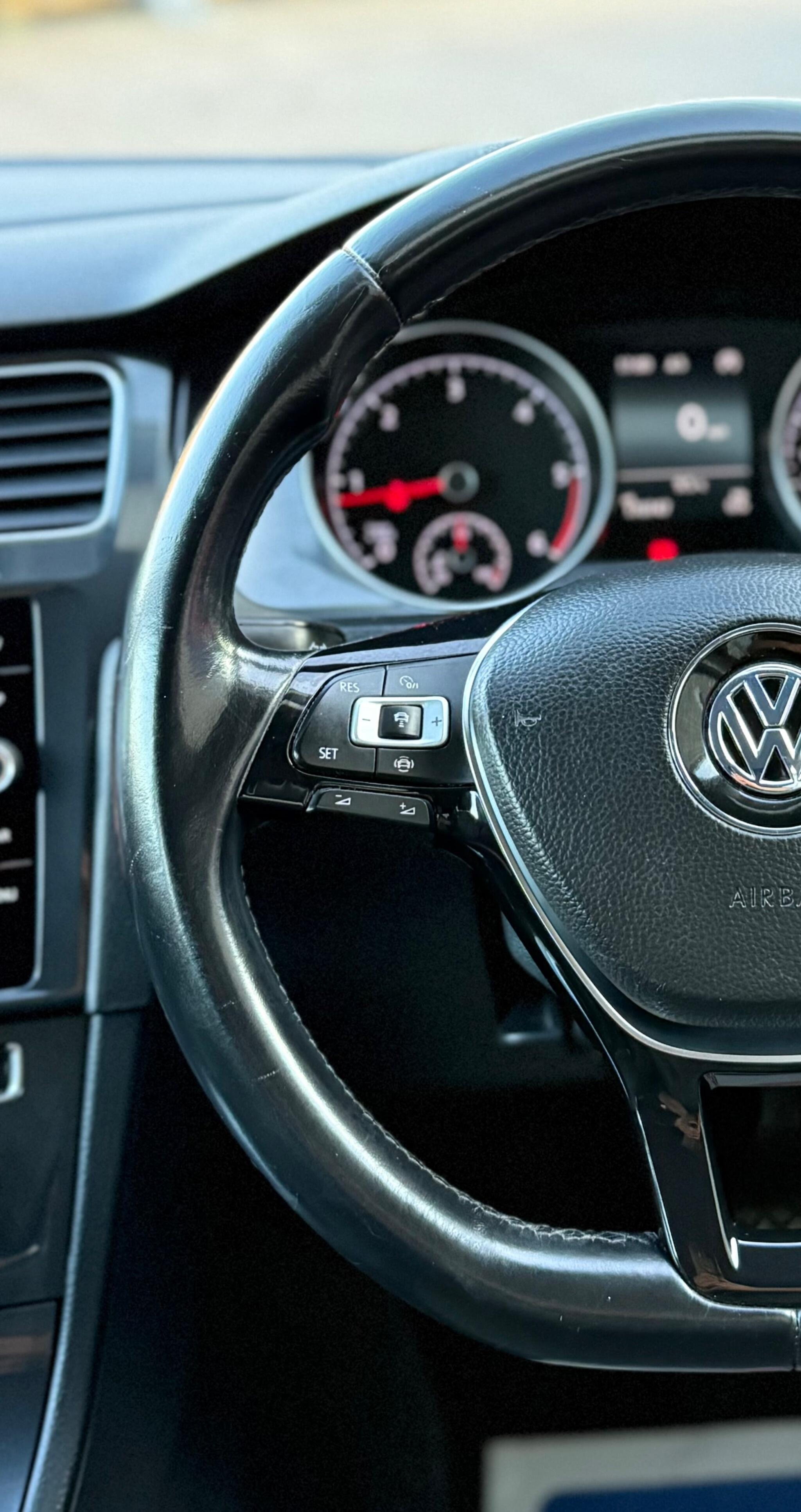 Volkswagen Golf - Image 34