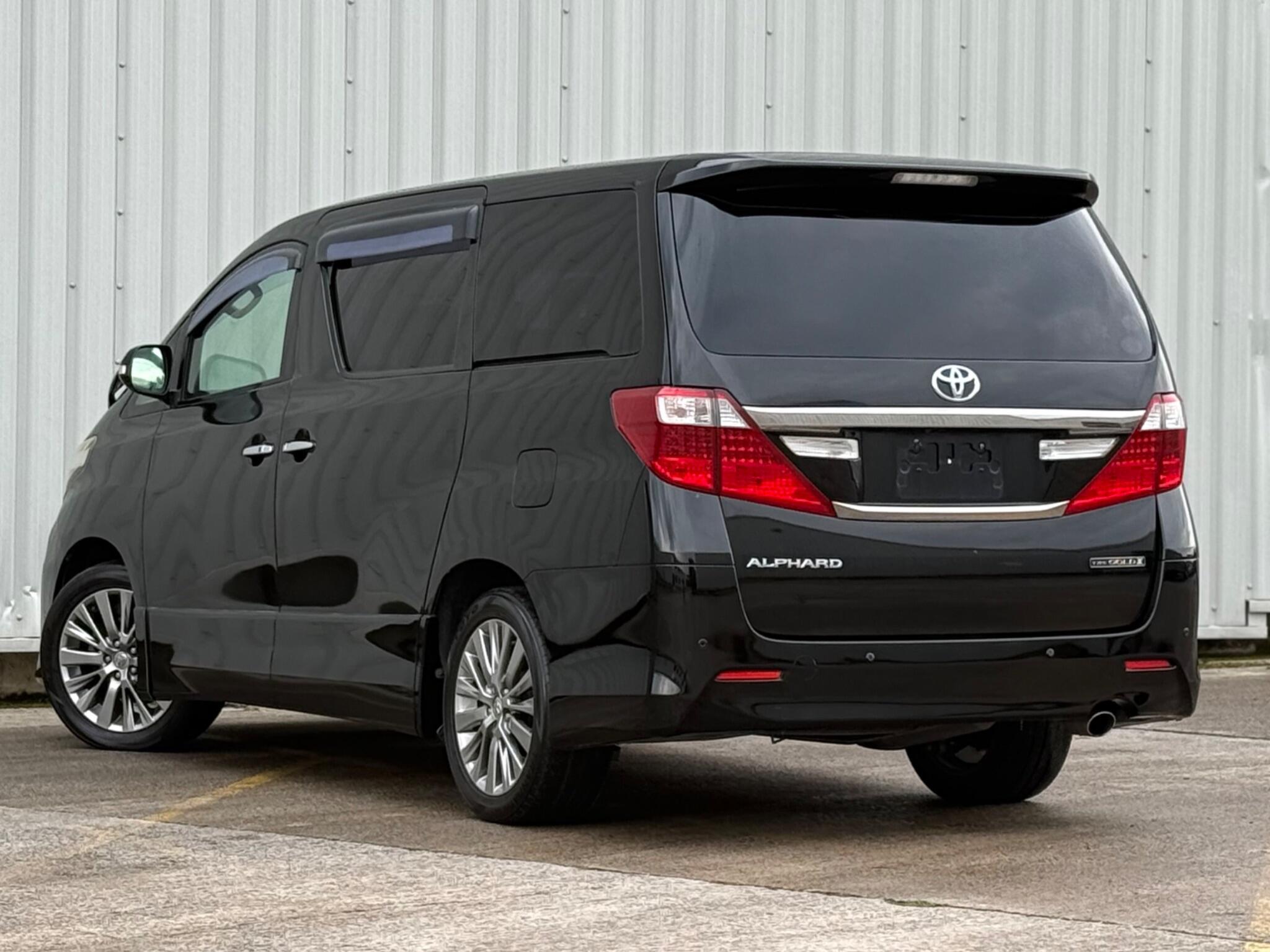 Toyota Alphard - Image 18