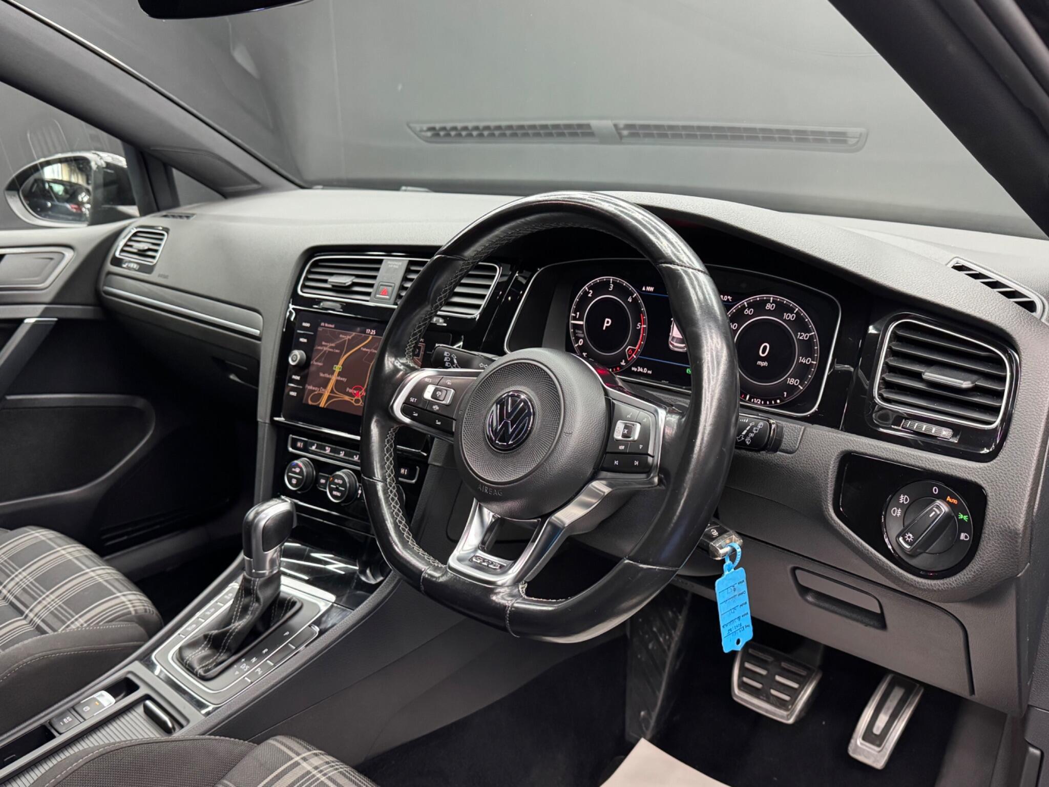 Volkswagen Golf - Image 9