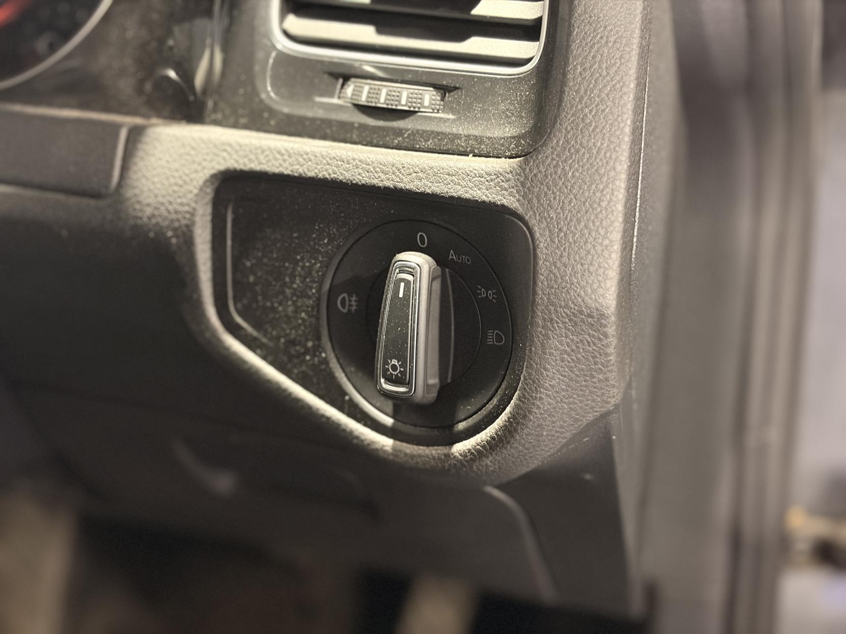 Volkswagen e-Golf - Image 20