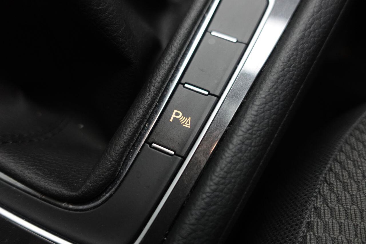 Volkswagen Golf - Image 48