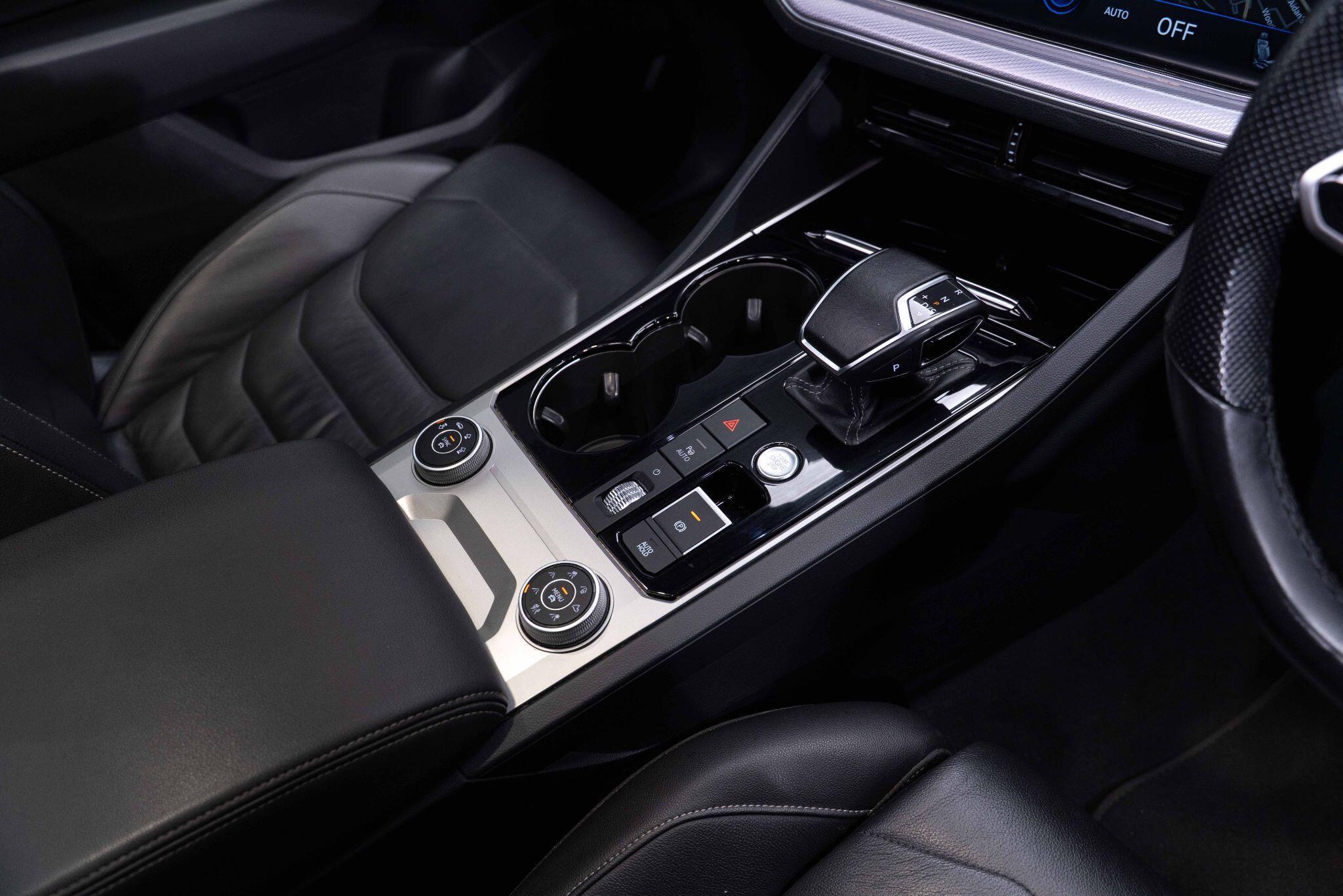 Volkswagen Touareg - Image 12