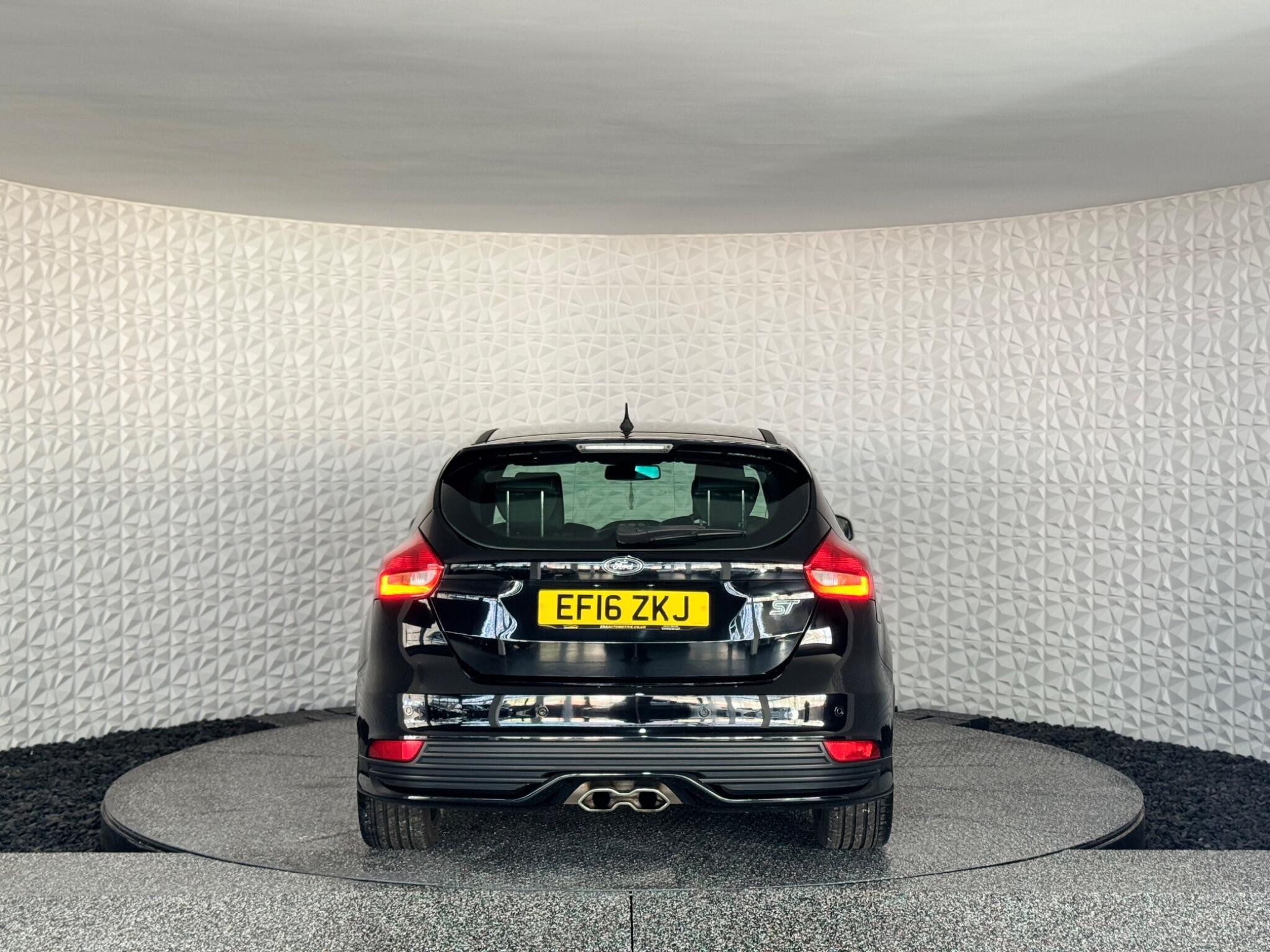 Ford Focus - Image 13