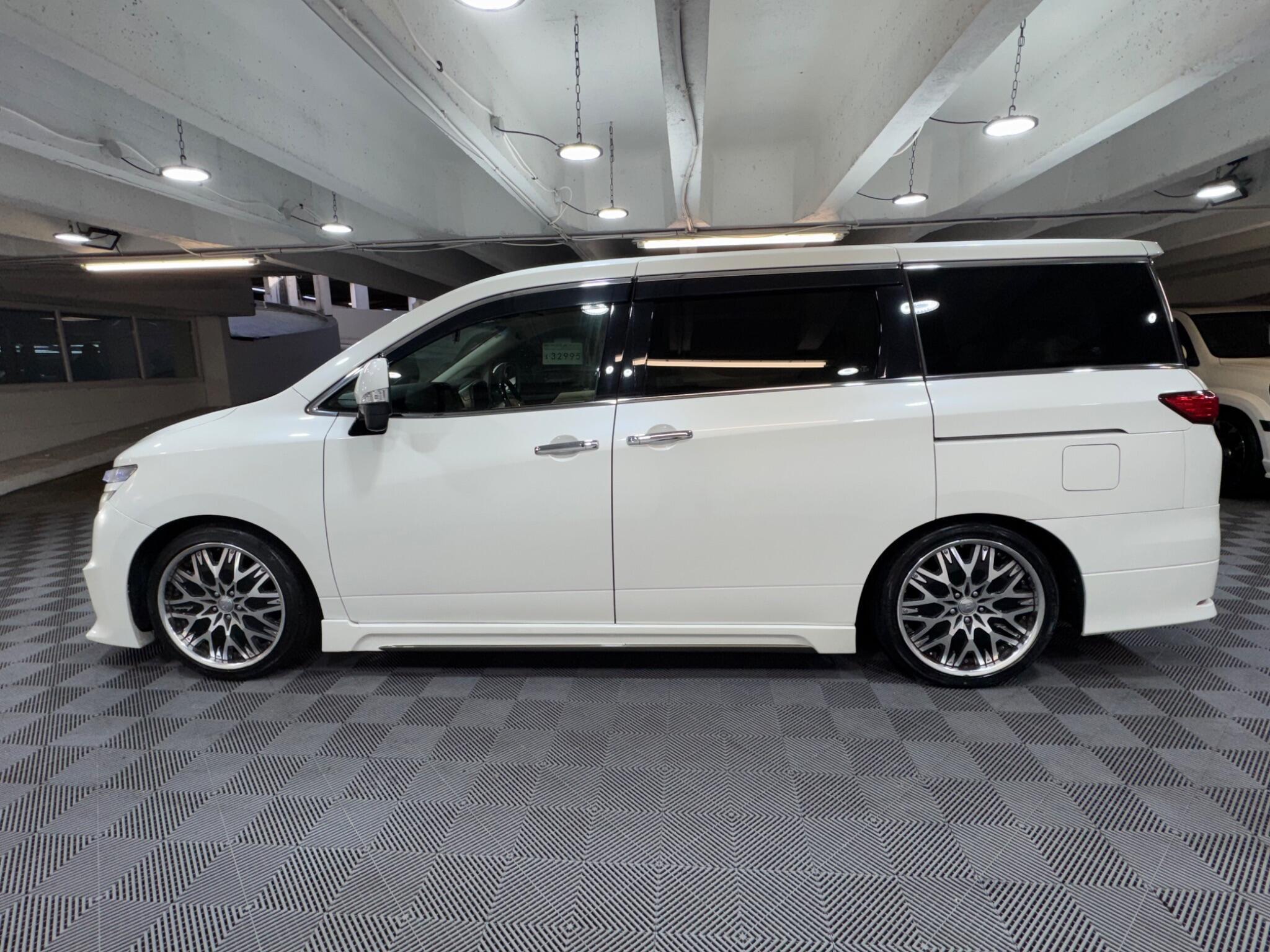 Nissan Elgrand - Image 2