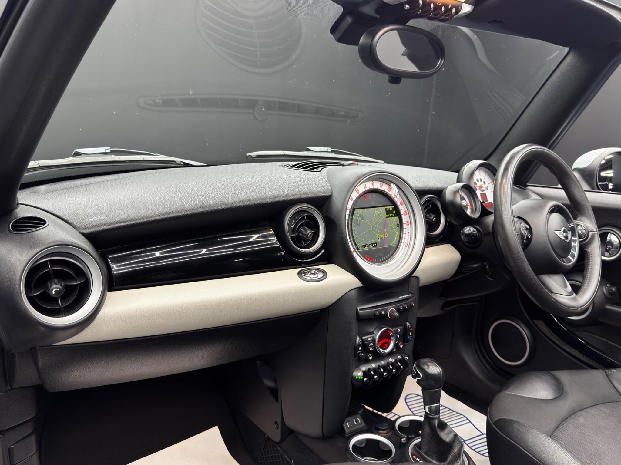 MINI Convertible - Image 11