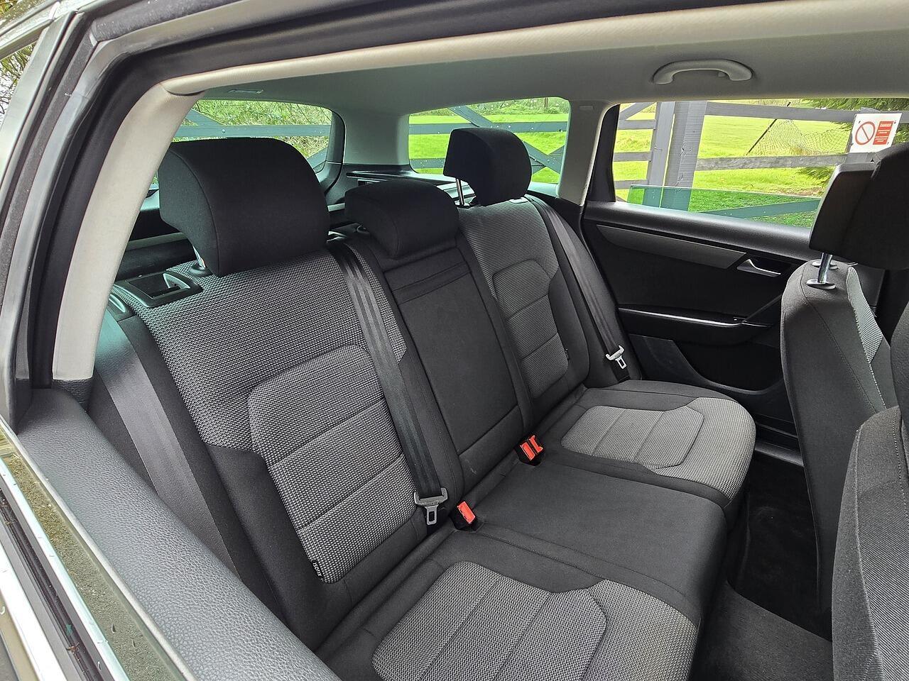 Volkswagen Passat - Image 12