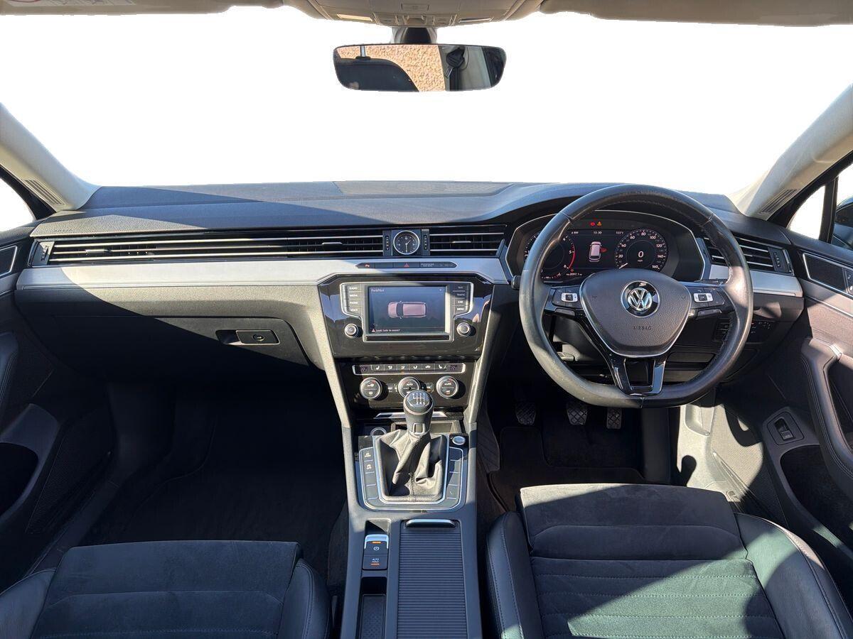 Volkswagen Passat - Image 18