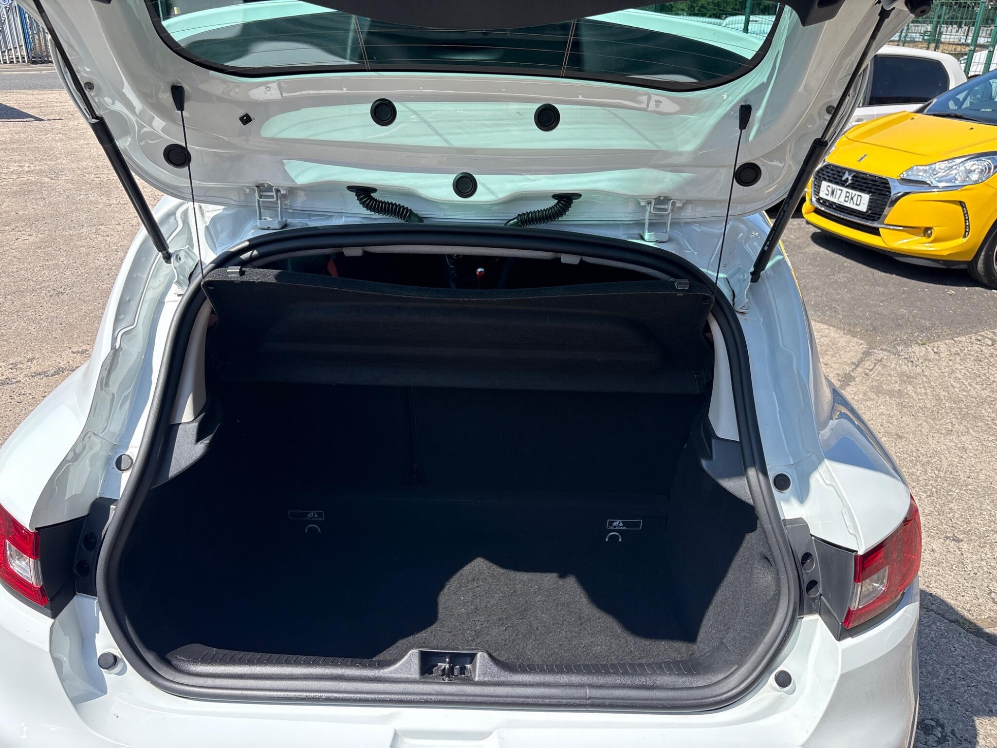 Renault Clio - Image 19