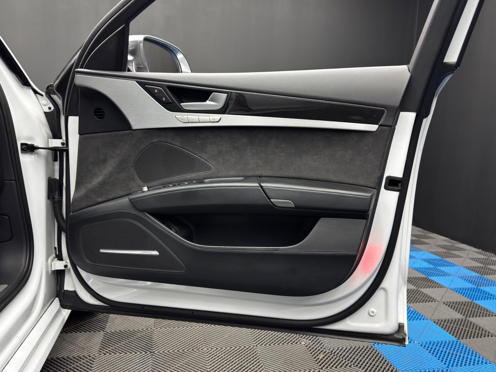 Audi S8 - Image 42