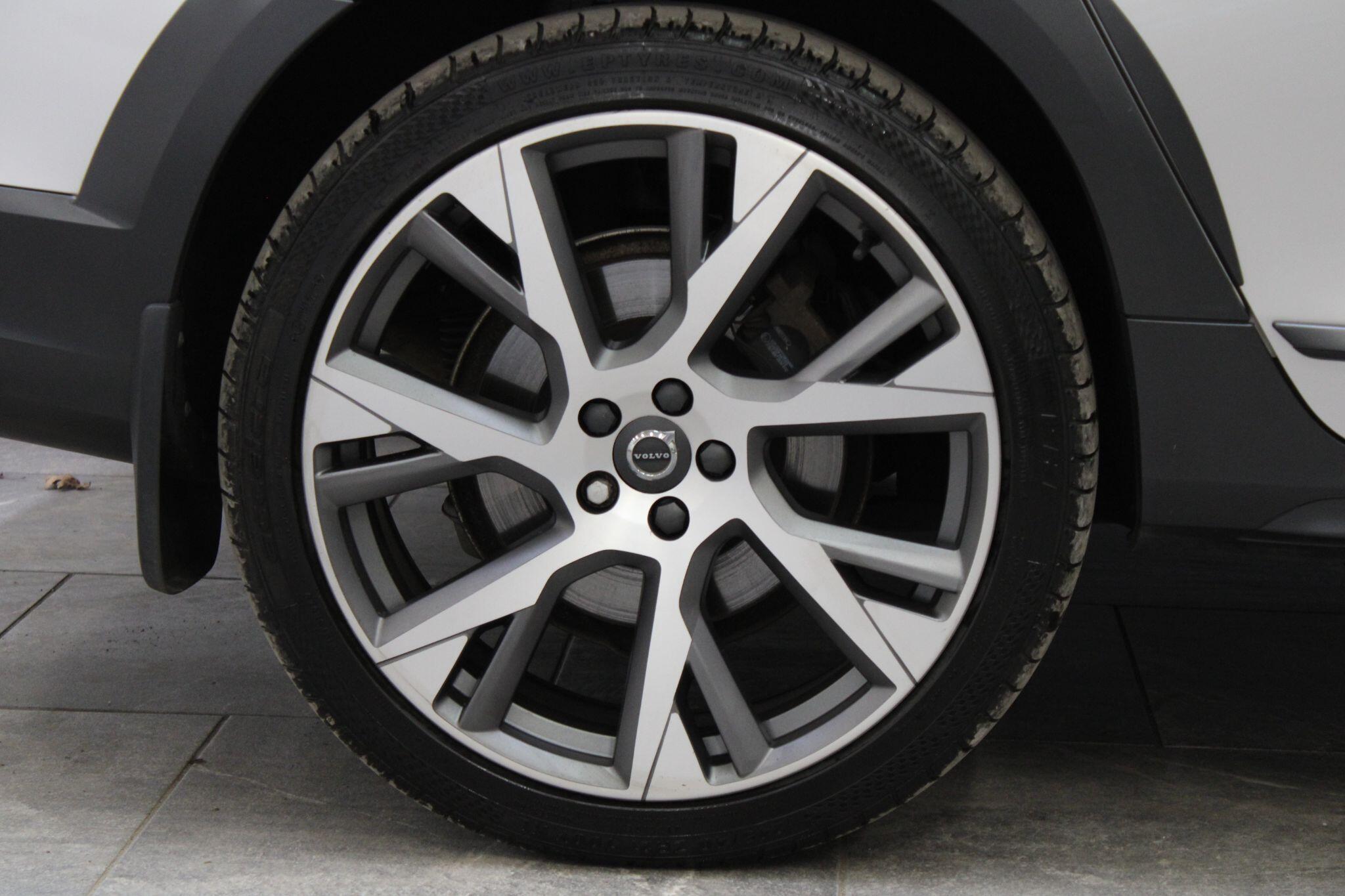 Volvo V90 CROSS COUNTRY - Image 9