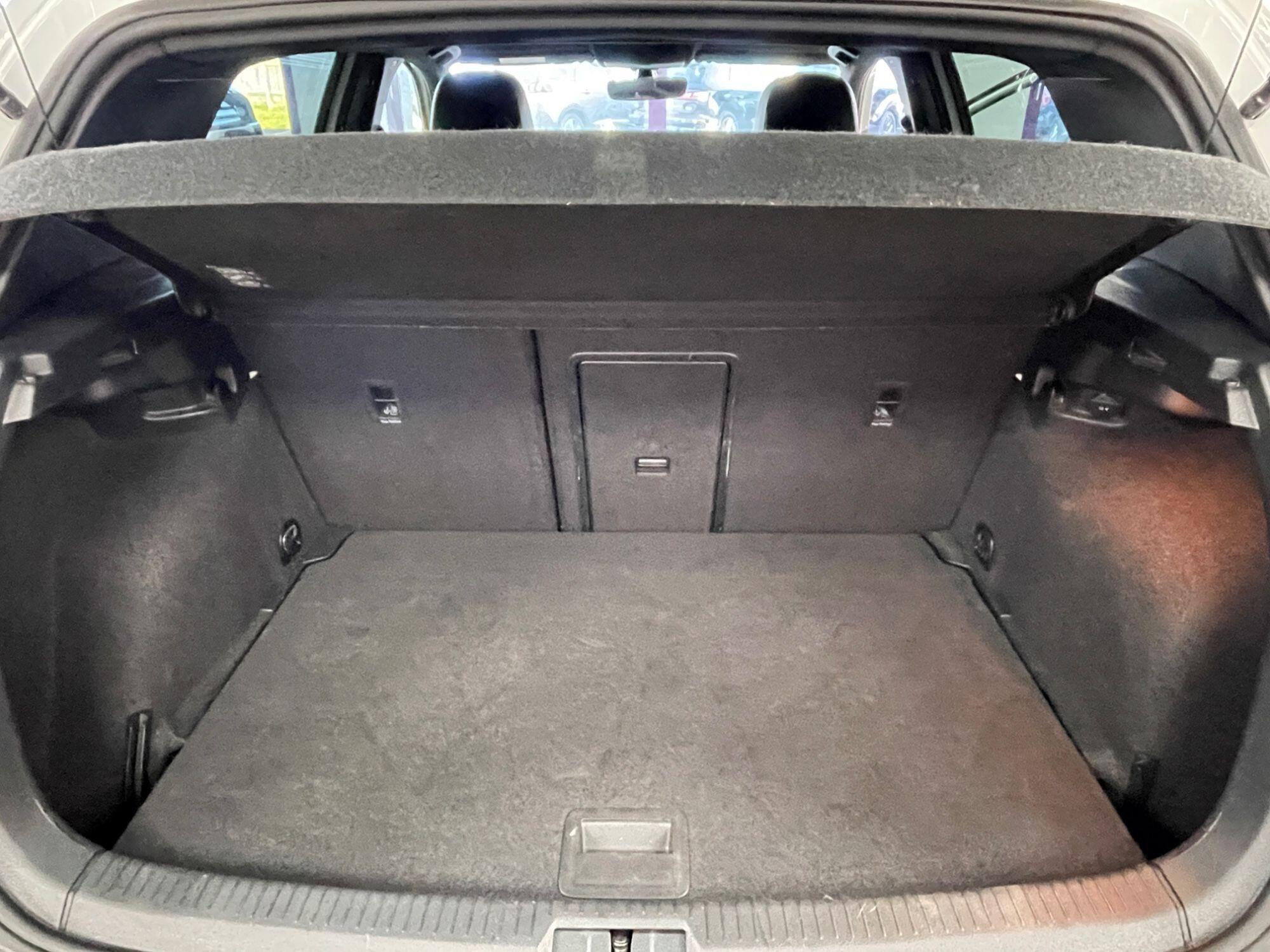 Volkswagen Golf - Image 18