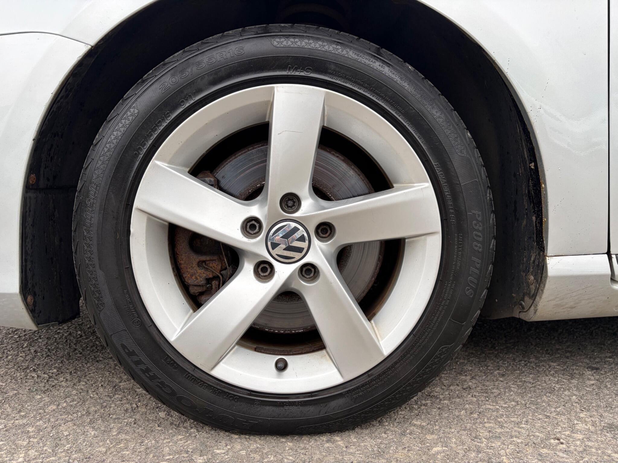 Volkswagen Passat - Image 32