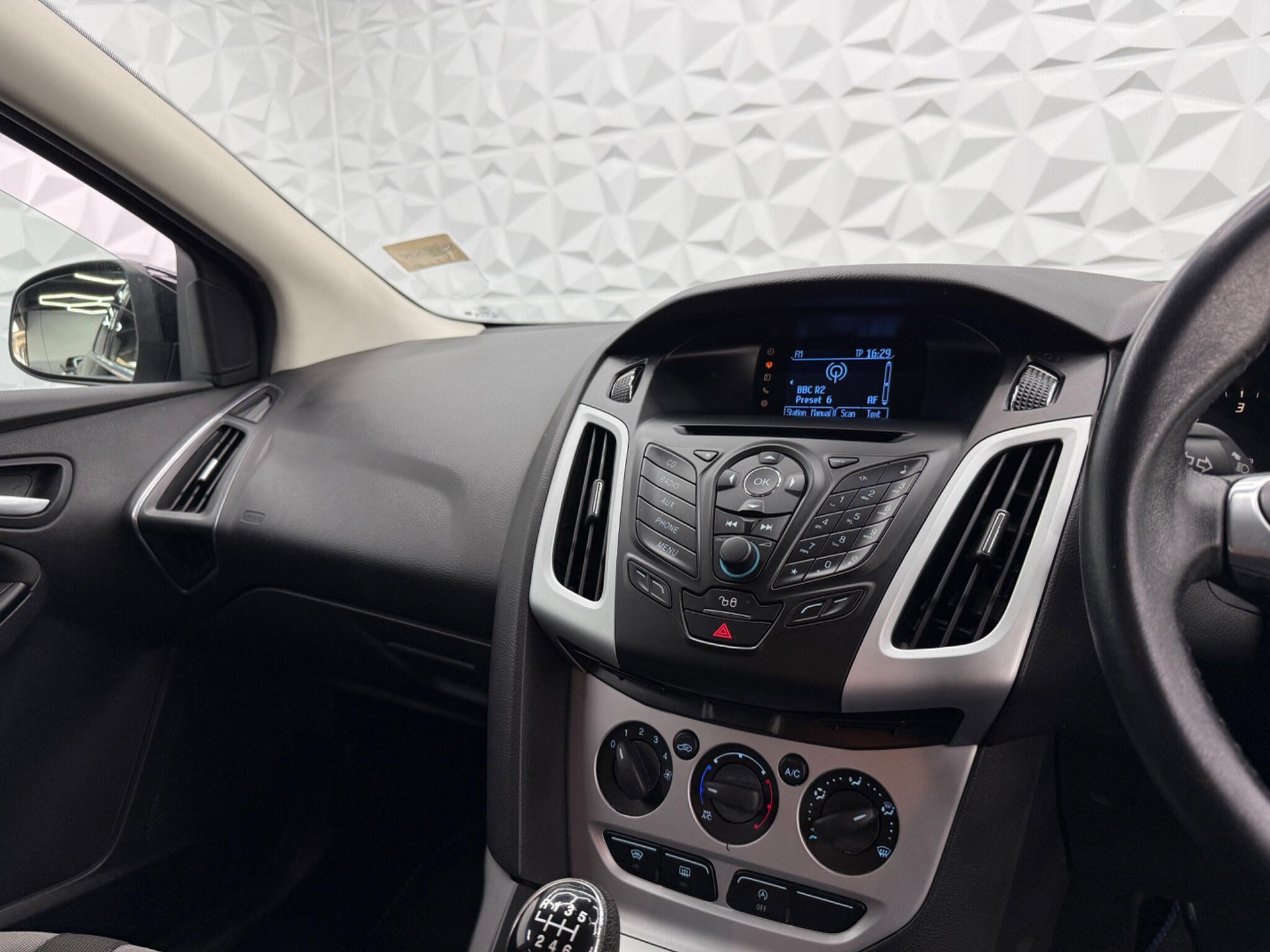 Ford Focus - Image 25