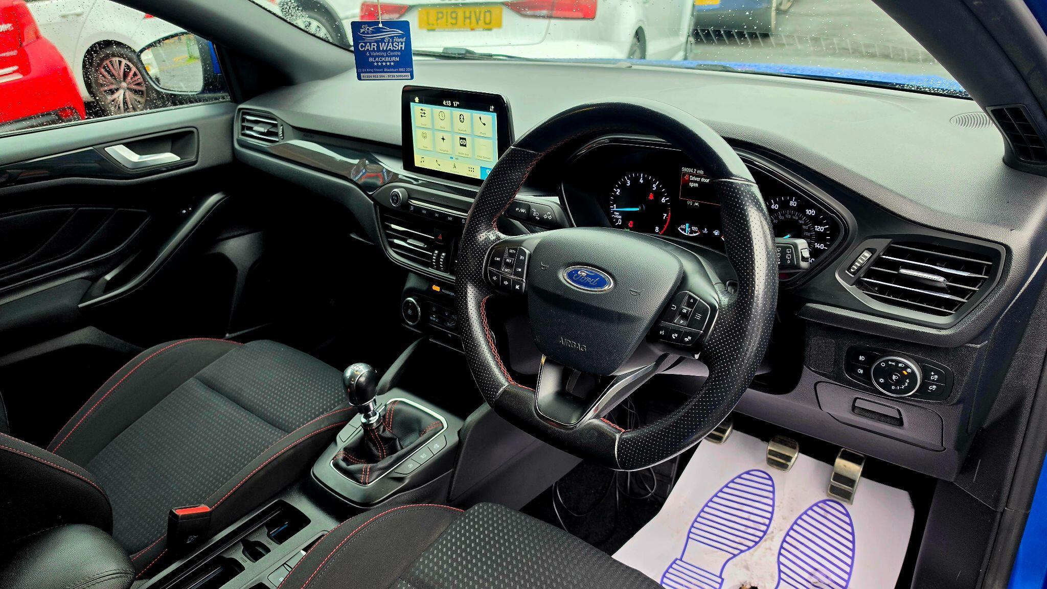 Ford Focus - Image 11