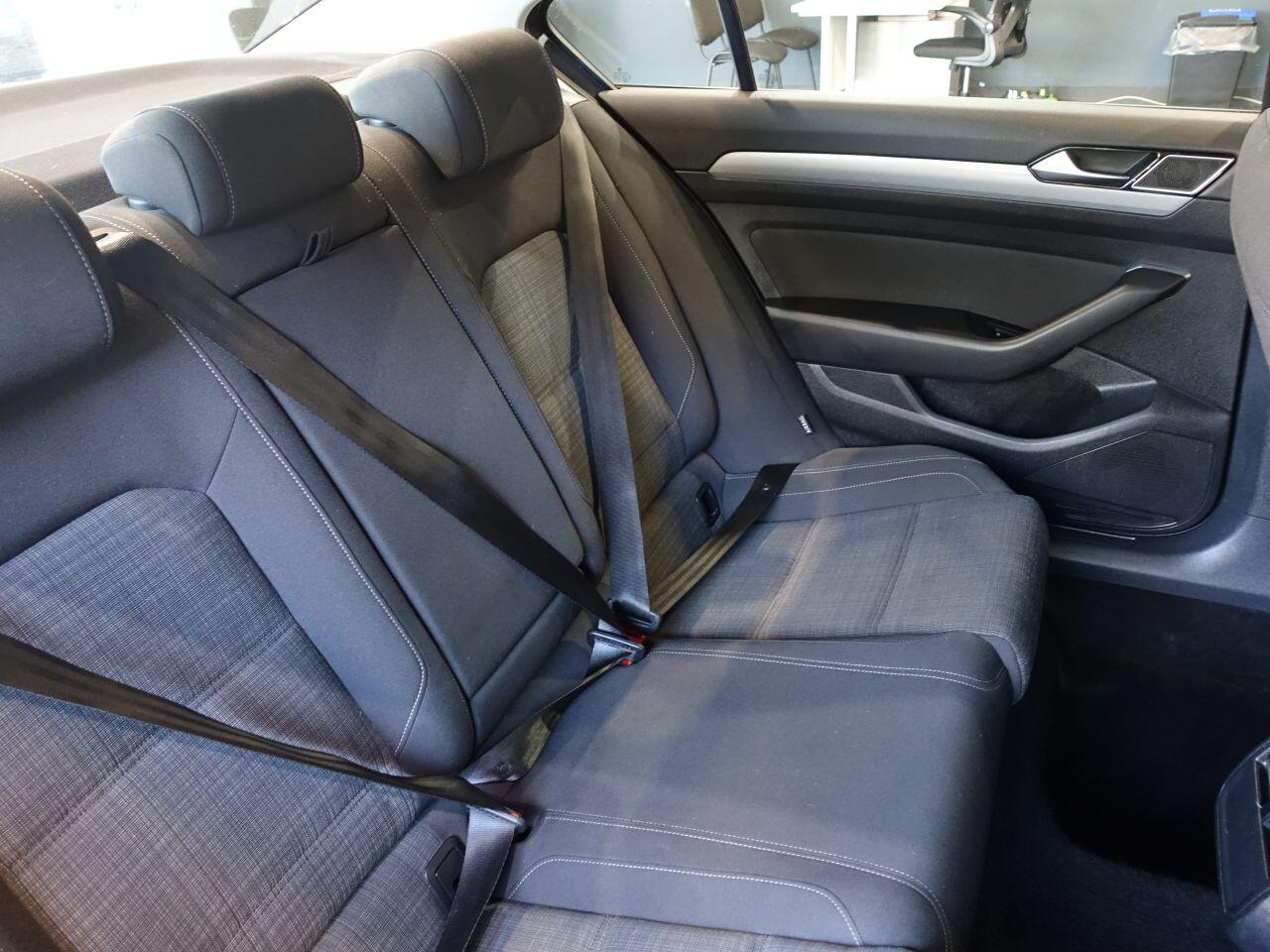 Volkswagen Passat - Image 14