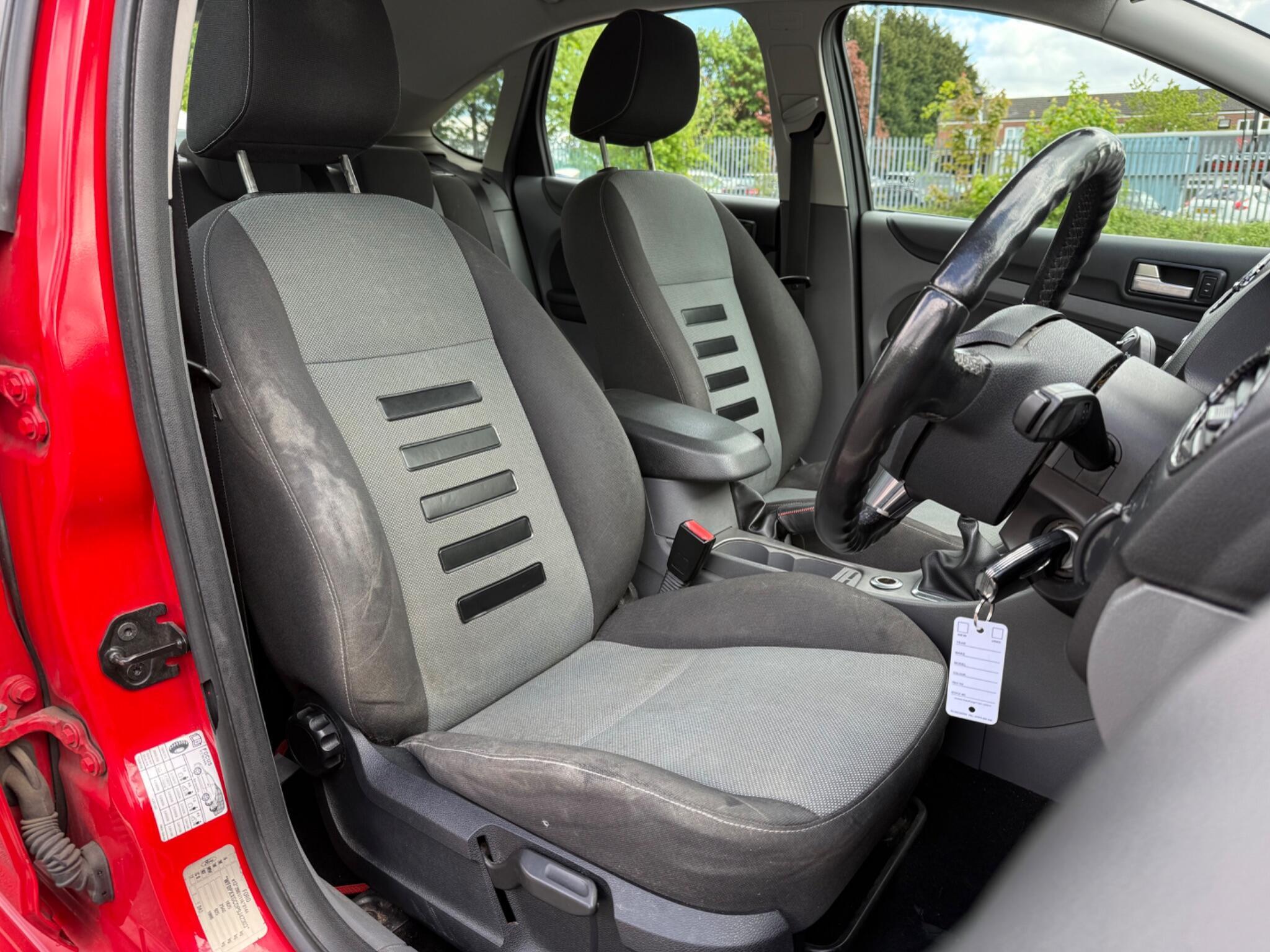 Ford Focus - Image 13