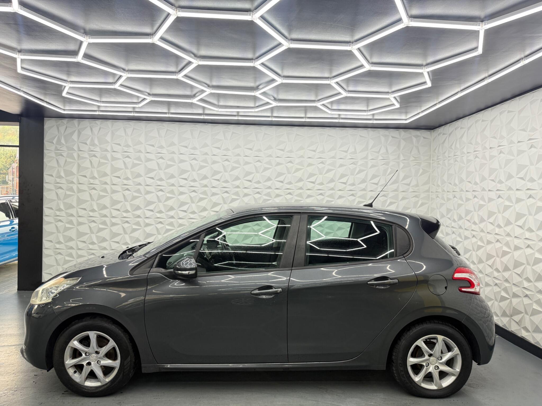 Peugeot 208 - Image 7