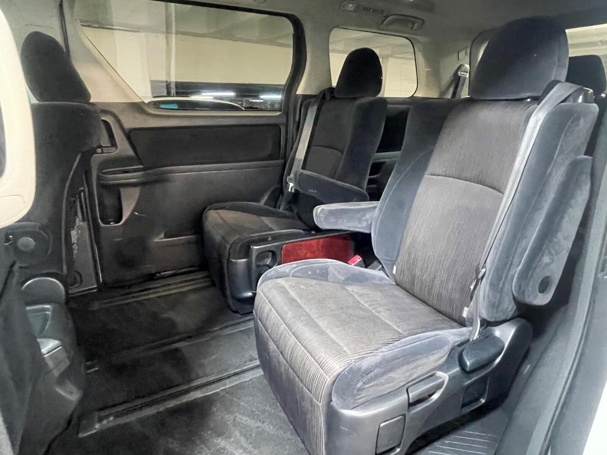 Toyota Vellfire - Image 13