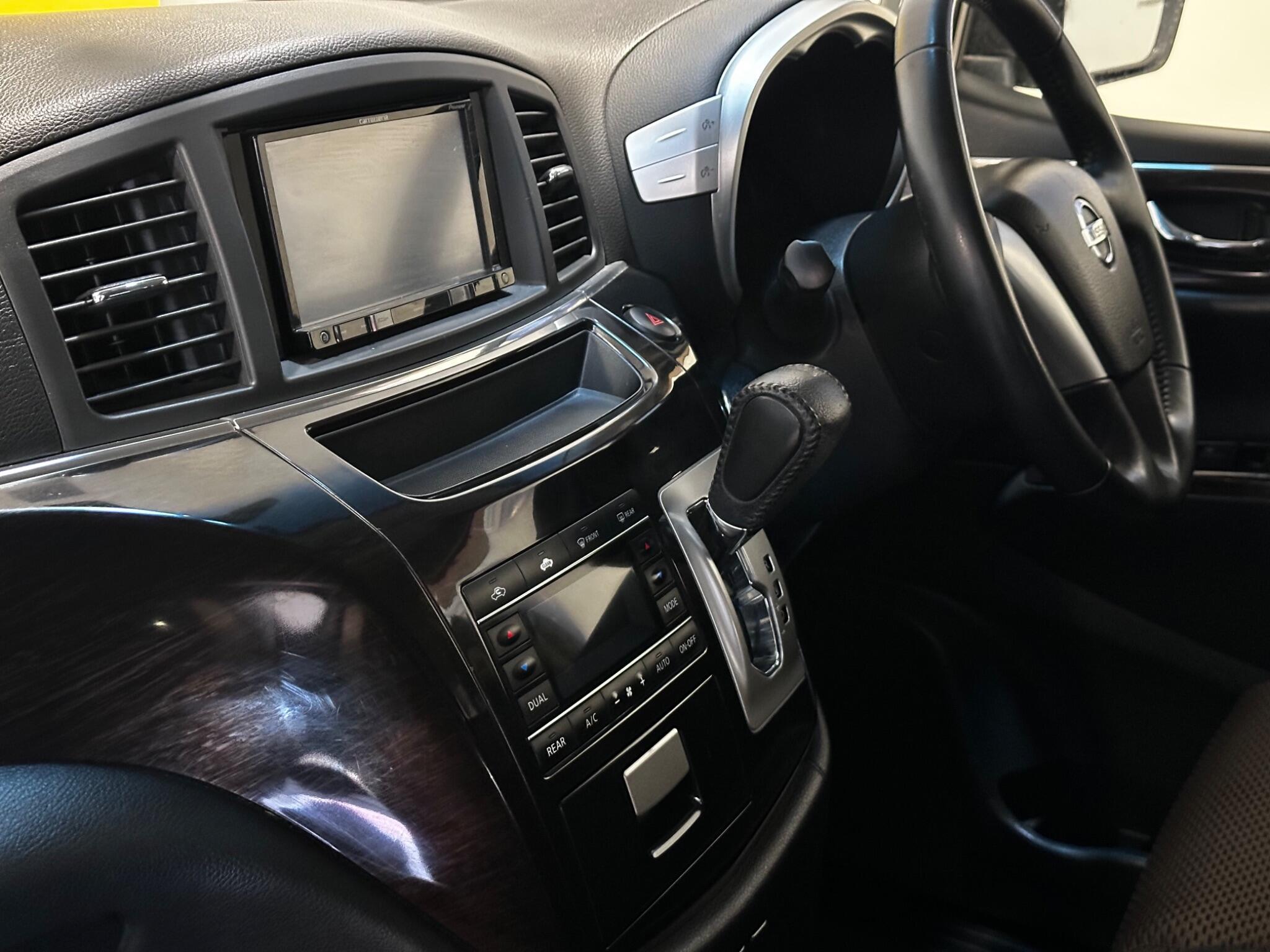 Nissan Elgrand - Image 25