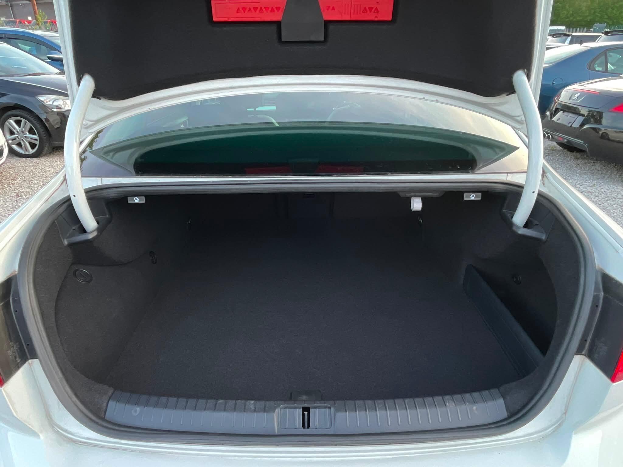 Volkswagen Passat - Image 17