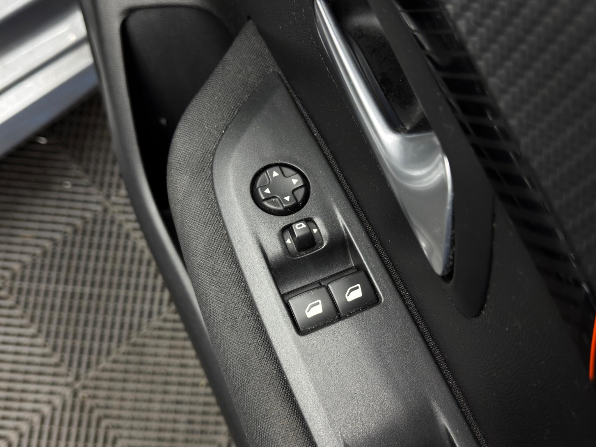 Peugeot 208 - Image 37