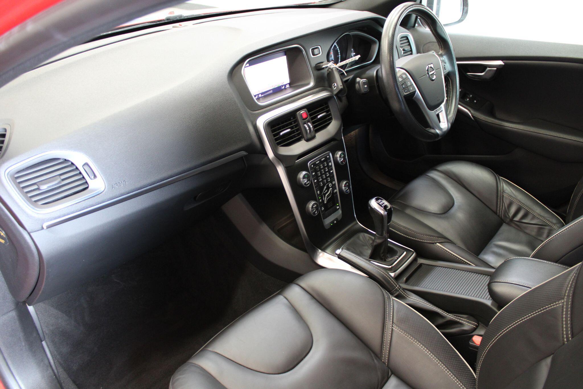 Volvo V40 - Image 2