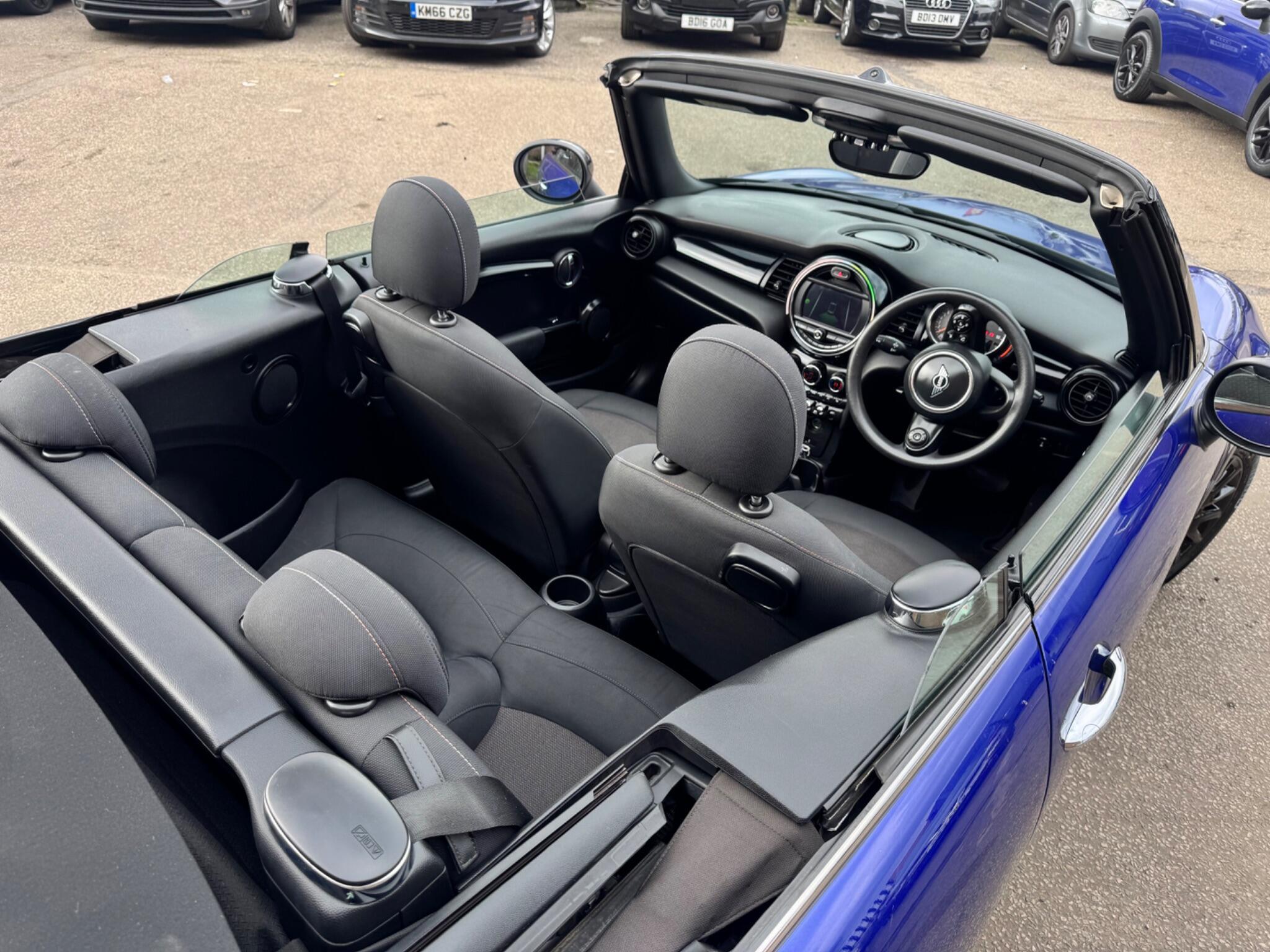 MINI Convertible - Image 24