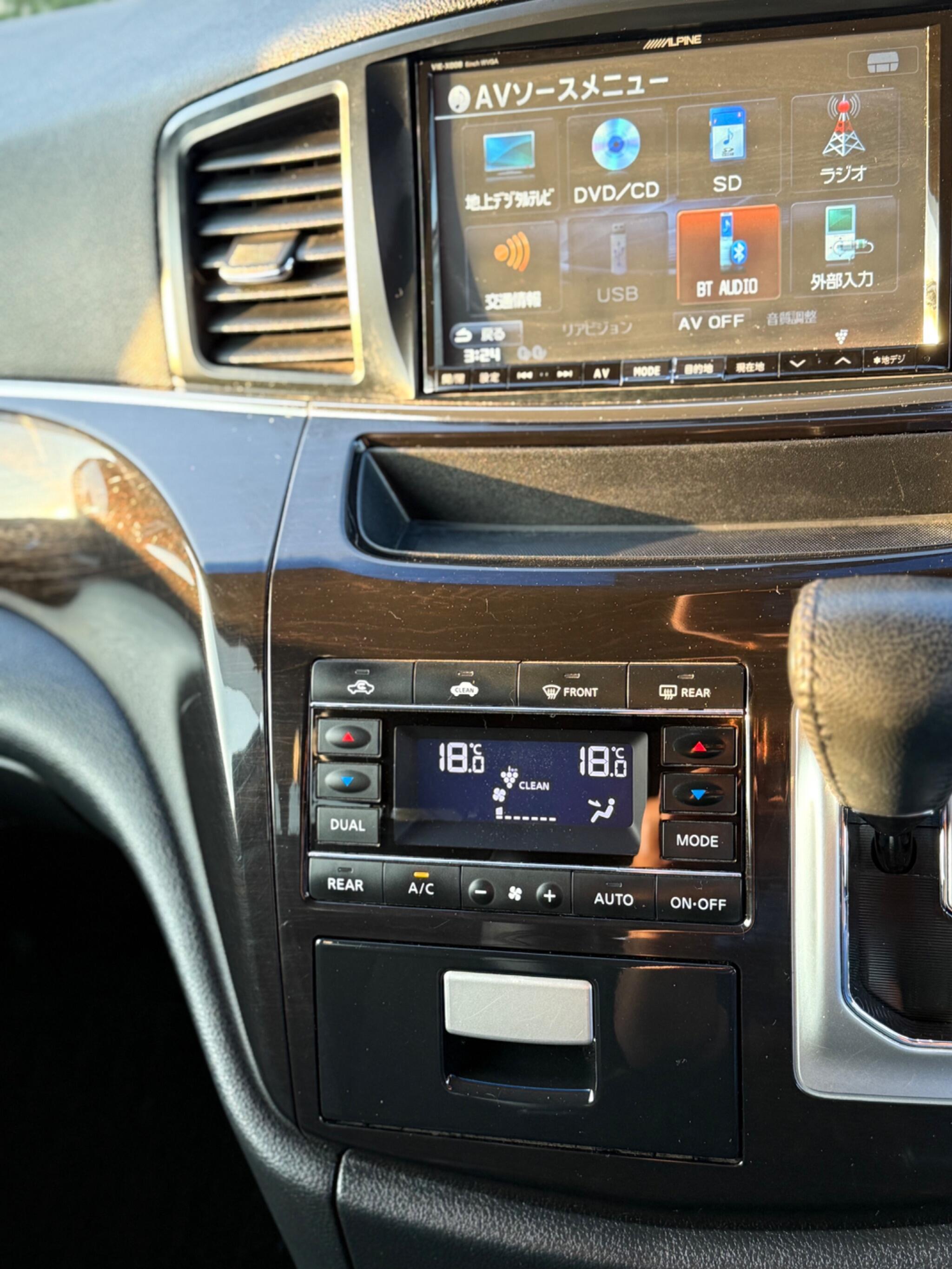 Nissan Elgrand - Image 41