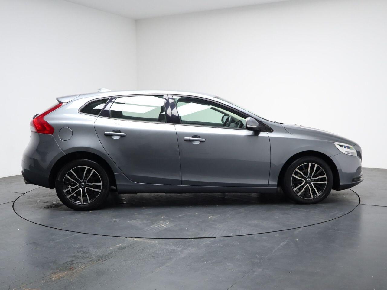 Volvo V40 - Image 13