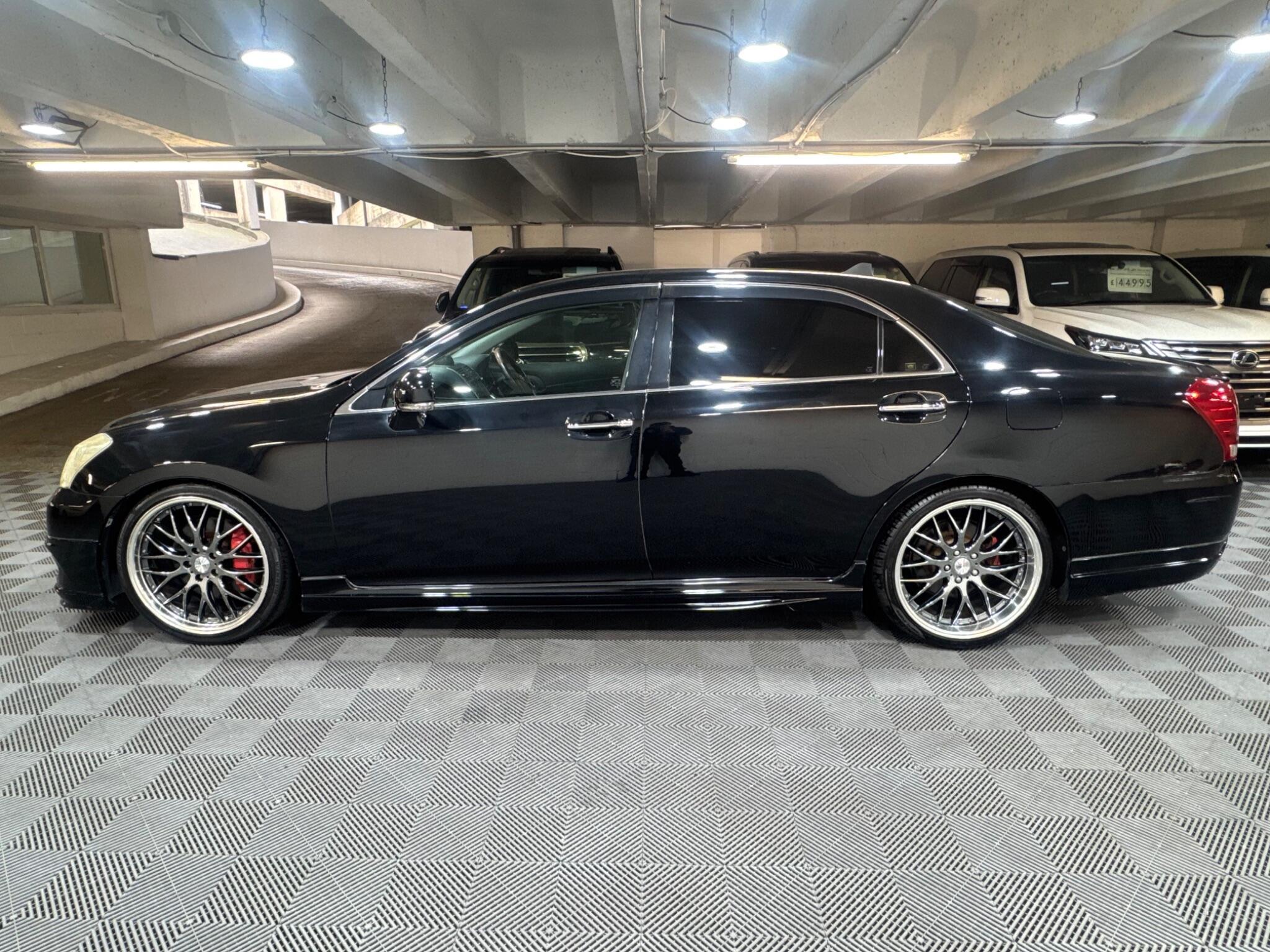 Toyota CROWN - Image 2