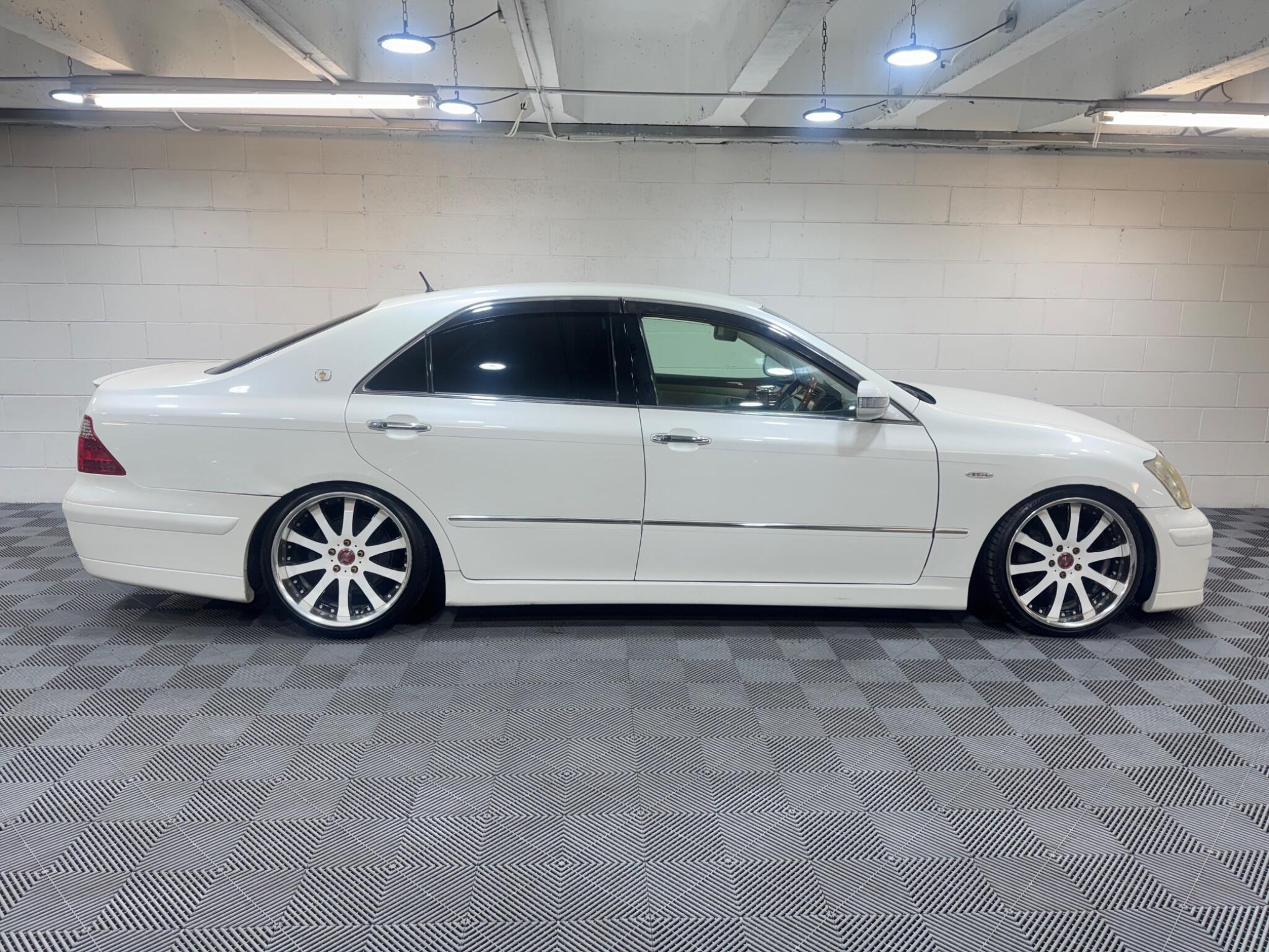 Toyota CROWN - Image 5