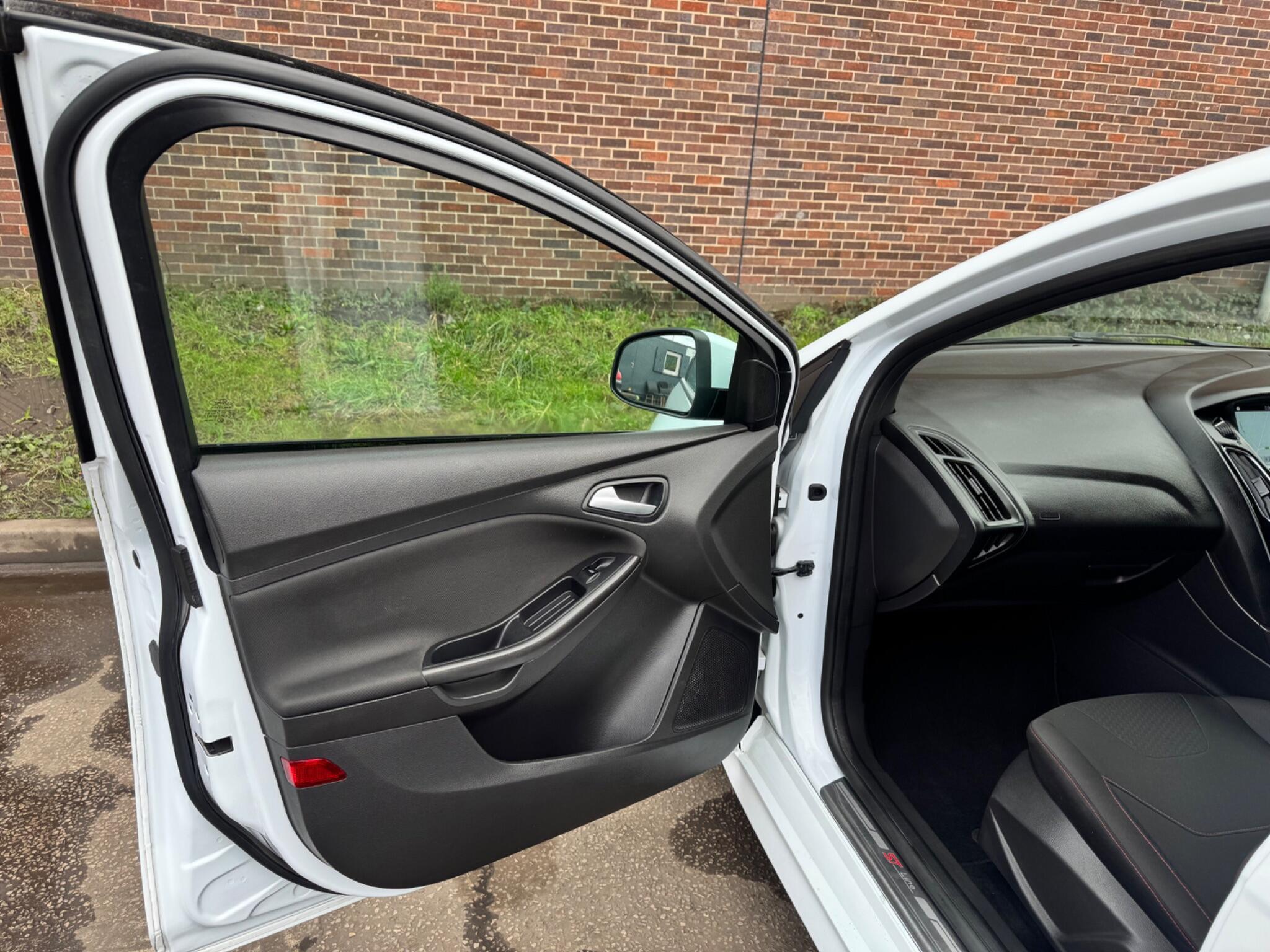 Ford Focus - Image 34