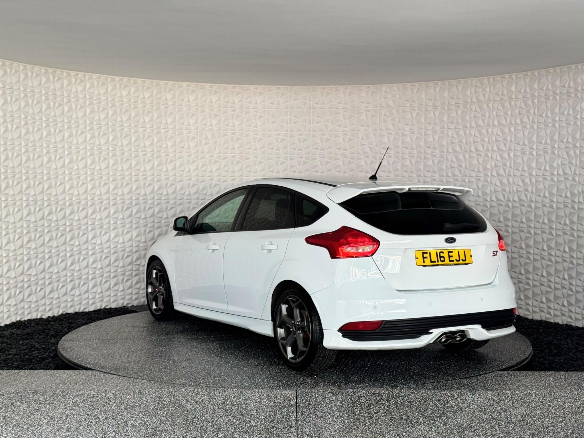 Ford Focus - Image 18