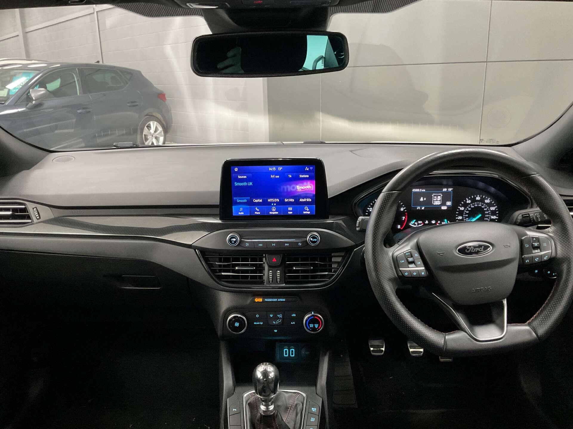 Ford Focus - Image 12