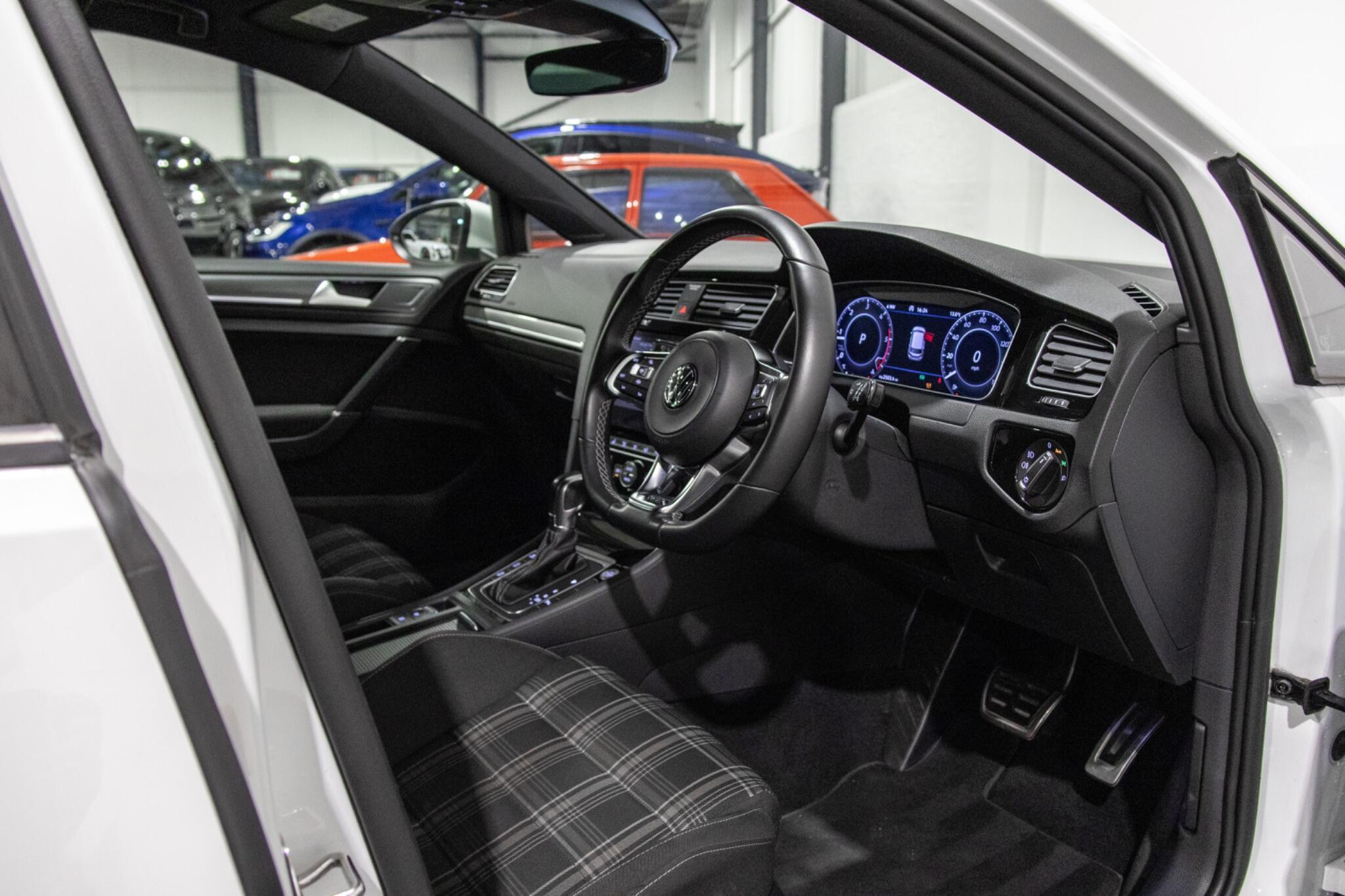 Volkswagen Golf - Image 9