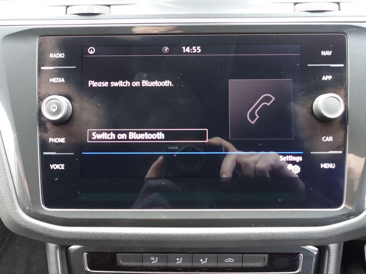 Volkswagen Tiguan - Image 30