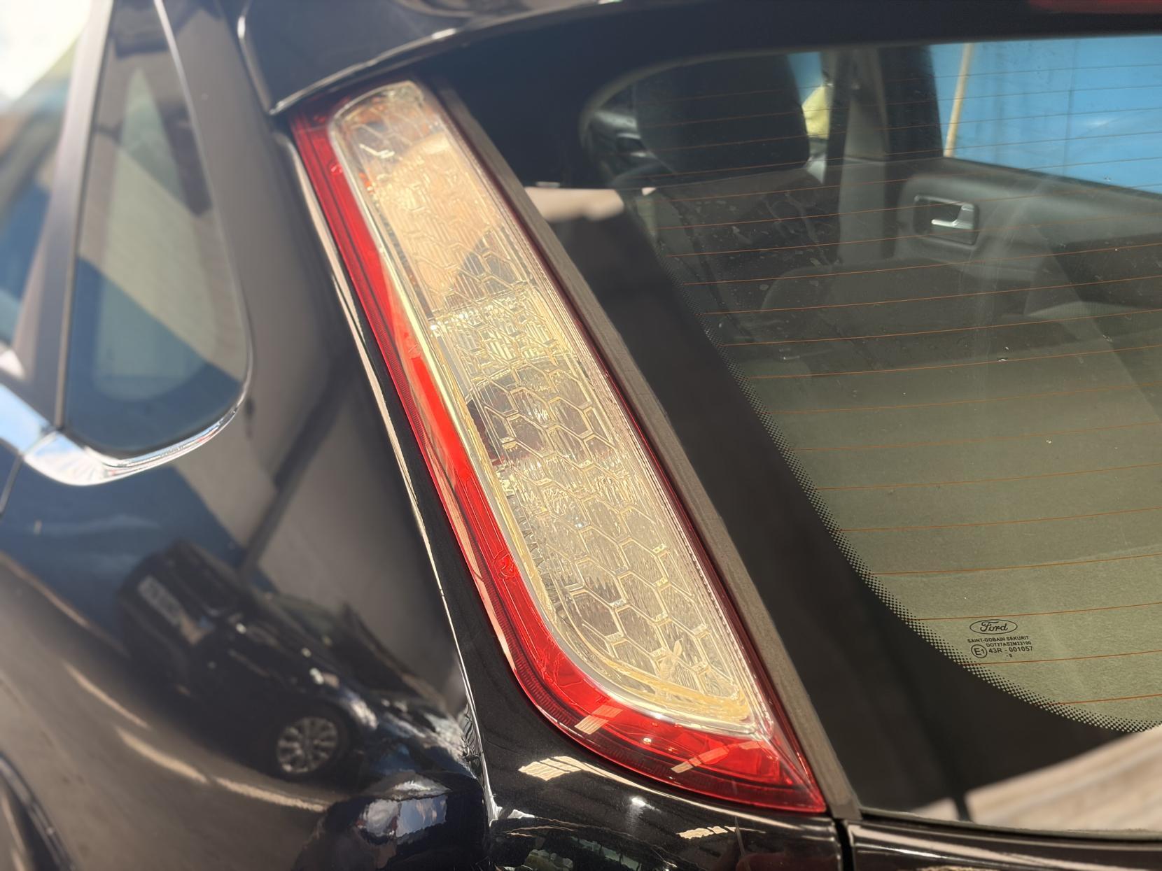 Ford Focus - Image 18