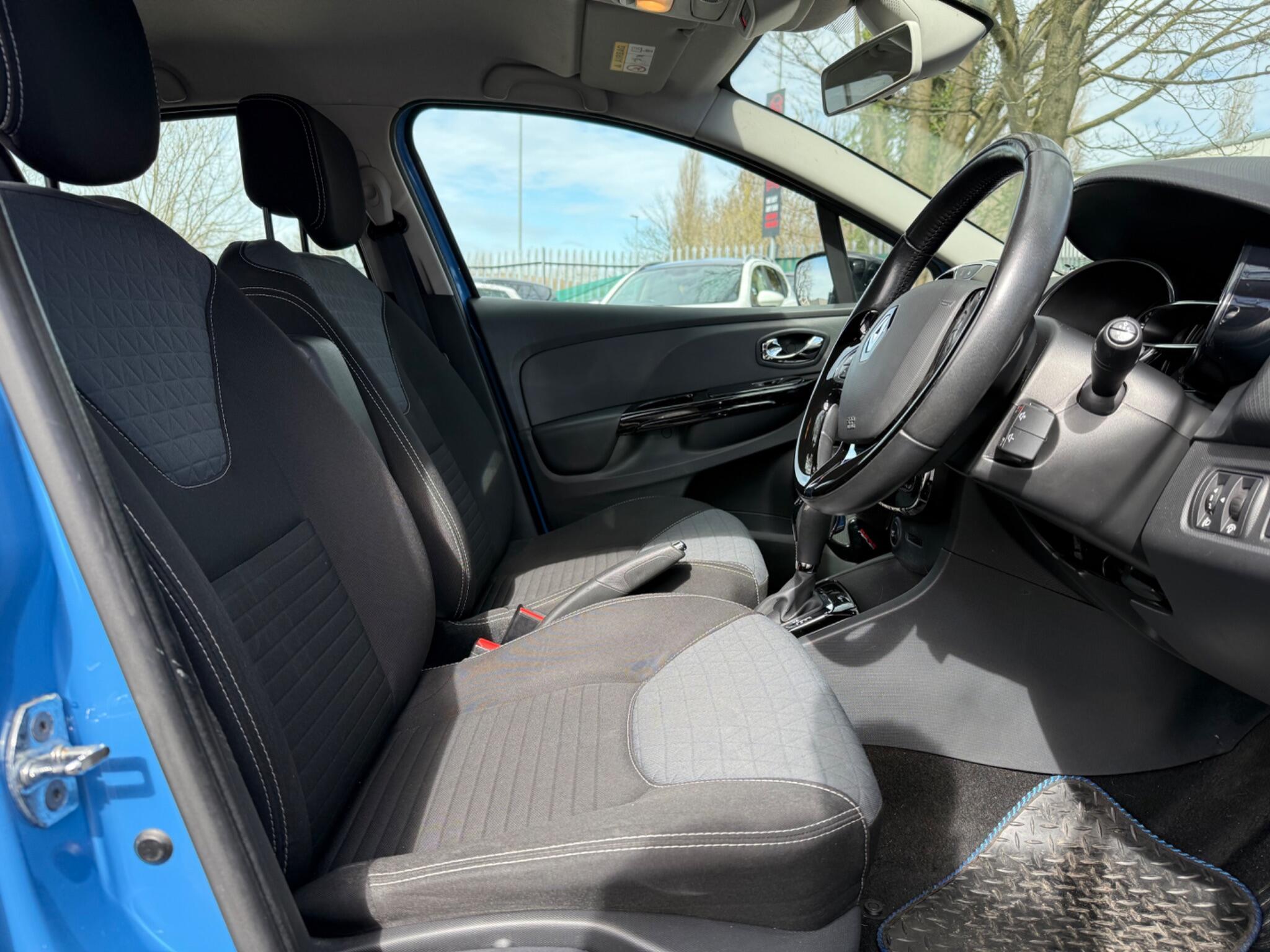 Renault Clio - Image 19