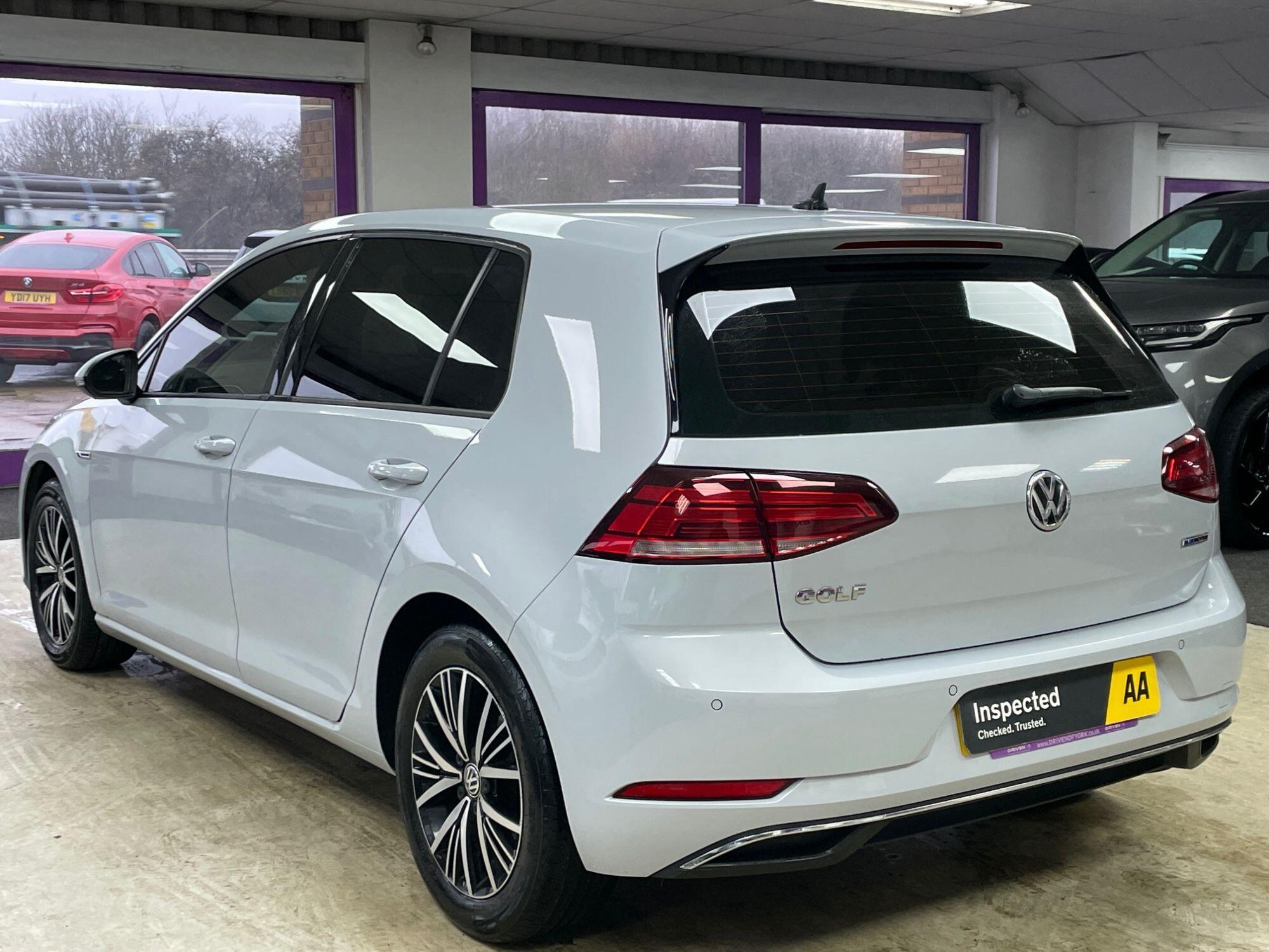 Volkswagen Golf - Image 9