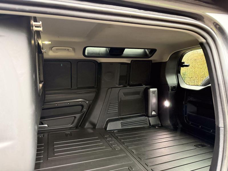 Land Rover DEFENDER 110 - Image 7