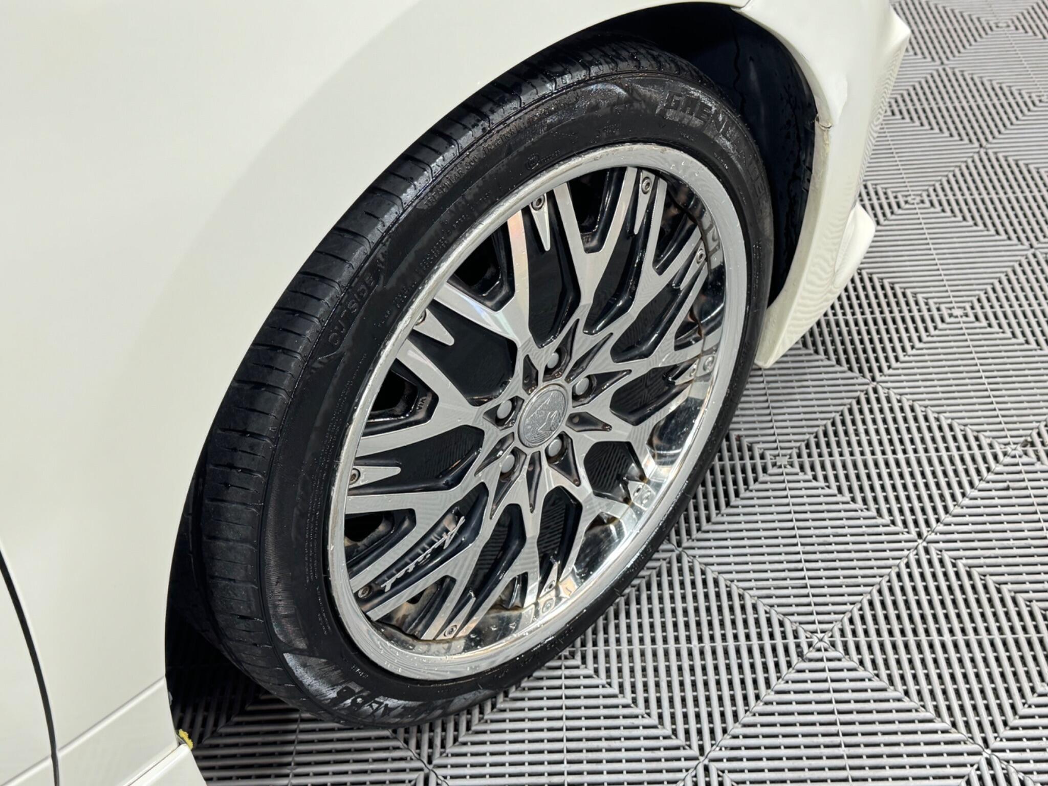 Nissan Elgrand - Image 15