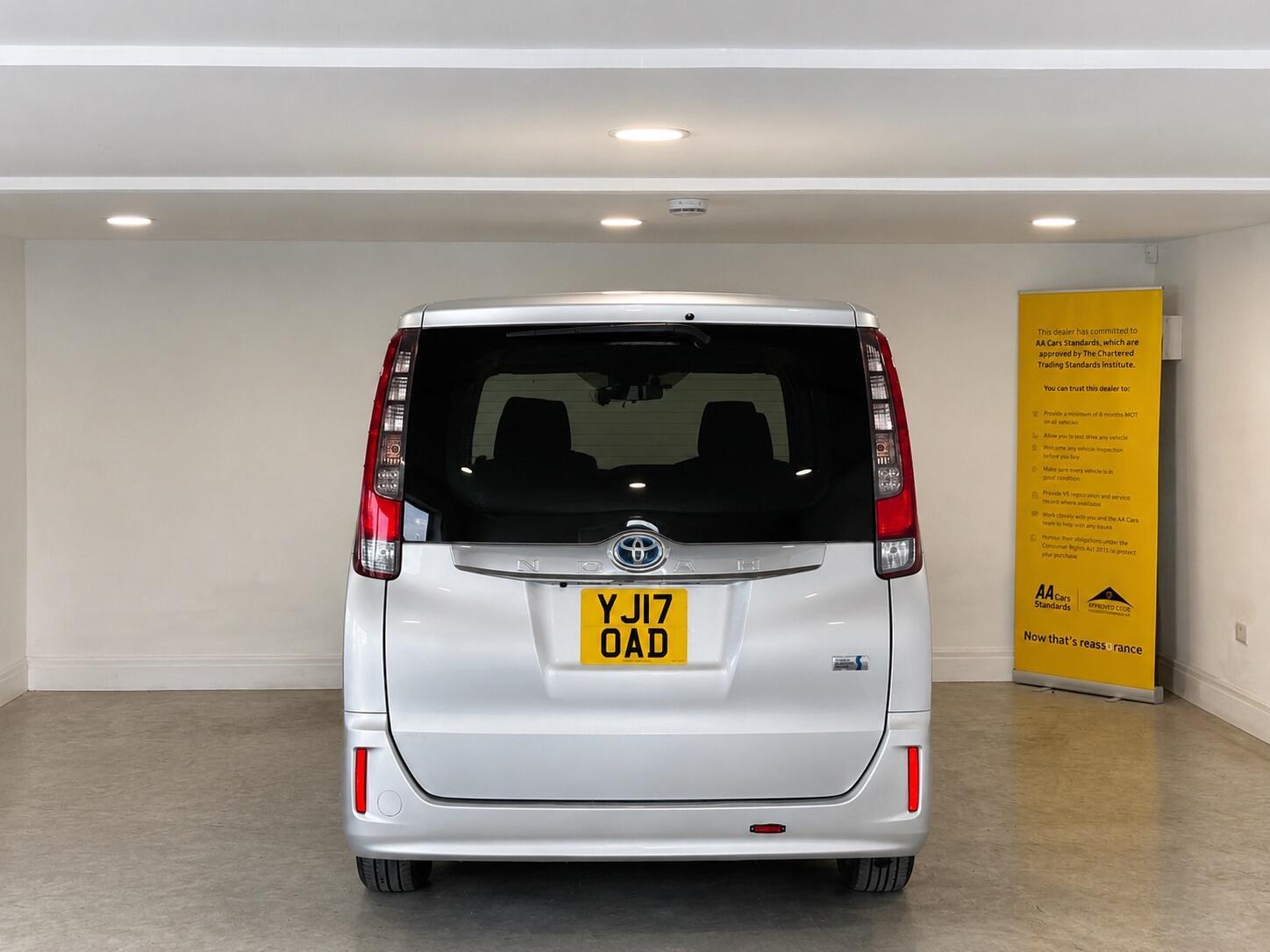 Toyota Noah - Image 9