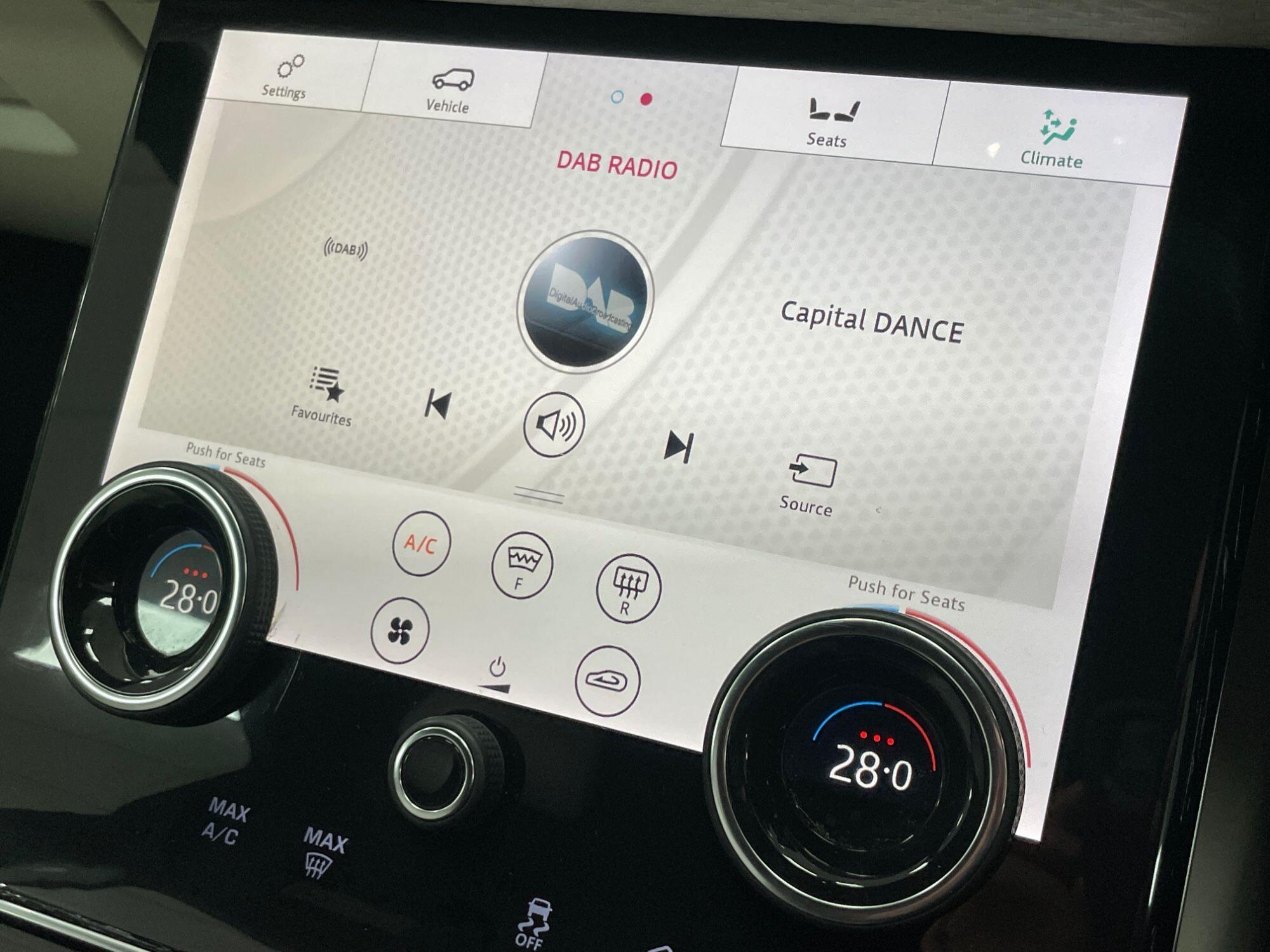 Land Rover Range Rover Velar - Image 48